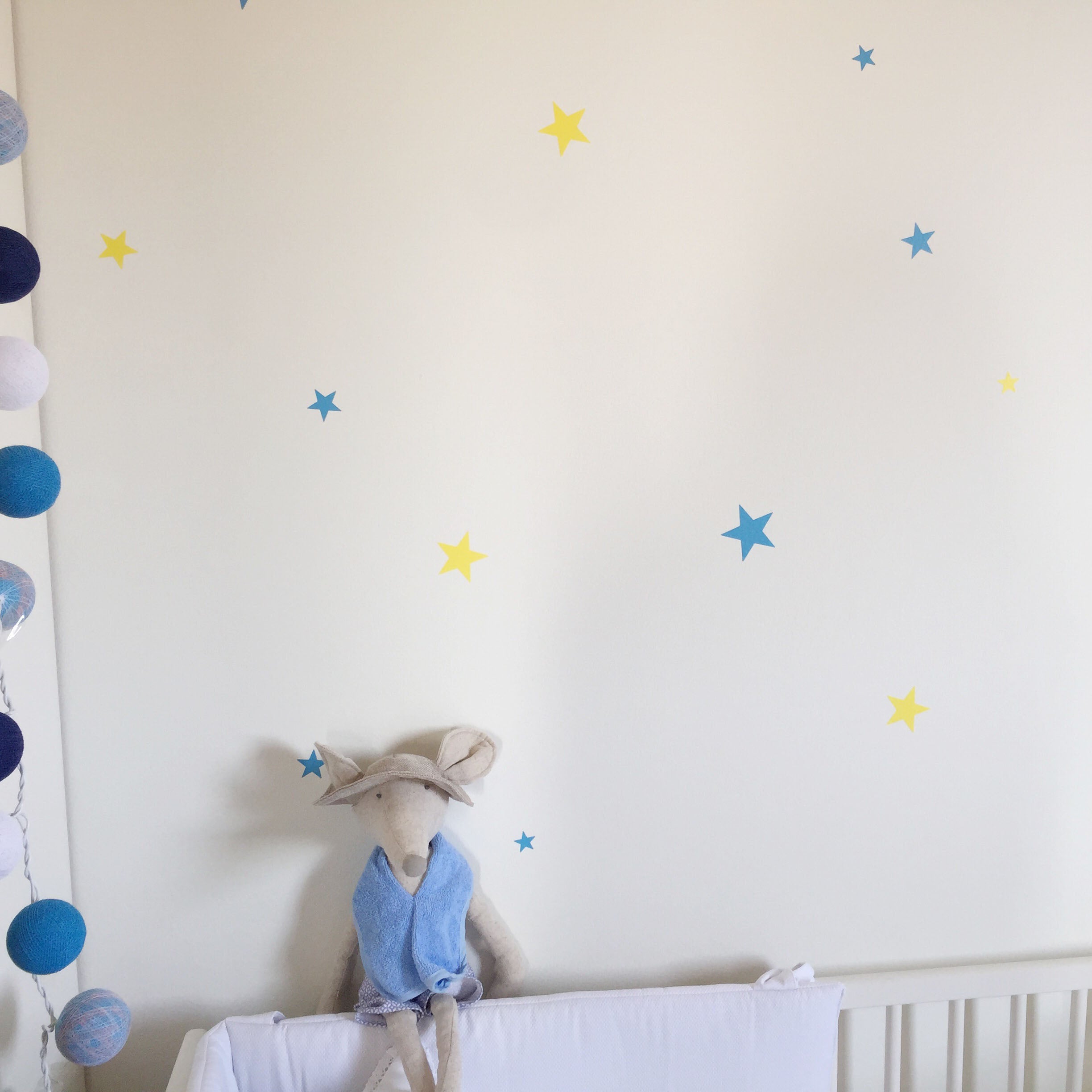Vinilo Decorativo Estrellas Azul y amarillo sobre pared blanca de dormitorio infantil con detalles en azul - Nicolasito.es #color_Azul