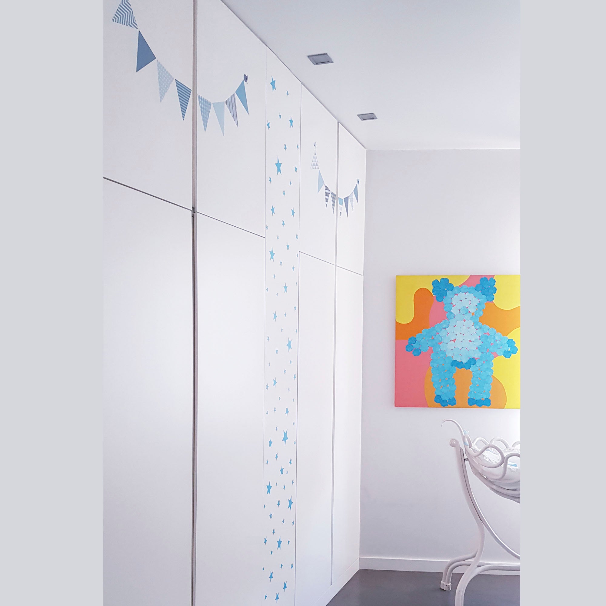Vinilo Decorativo Estrellas Azul sobre puertas de mueble blanco en dormitorio infantil - Nicolasito.es #color_Azul