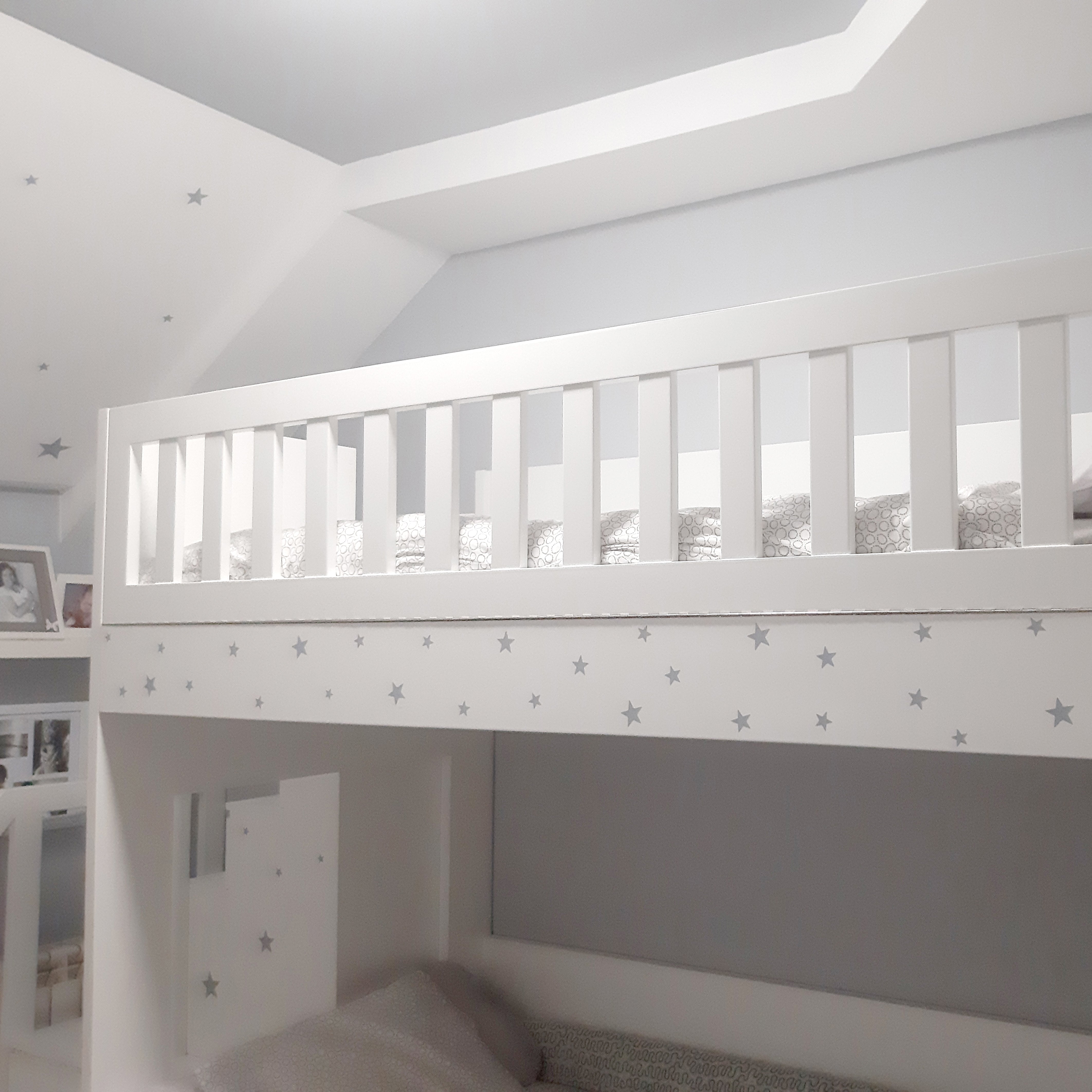 Vinilo decorativo en forma de estrellas mix grises colocadas simétricamente sobre cama de dormitorio juvenil - Nicolasito.es #color_Gris claro