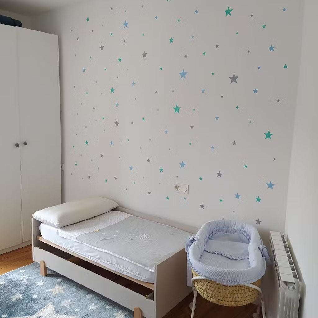 Aplicación del vinilo decorativo deestrellas mix de color verde y gris en pared blanca de dormitorio de bebe con detalles y muebles en color blanco - Nicoalsito.es #color_Mint
