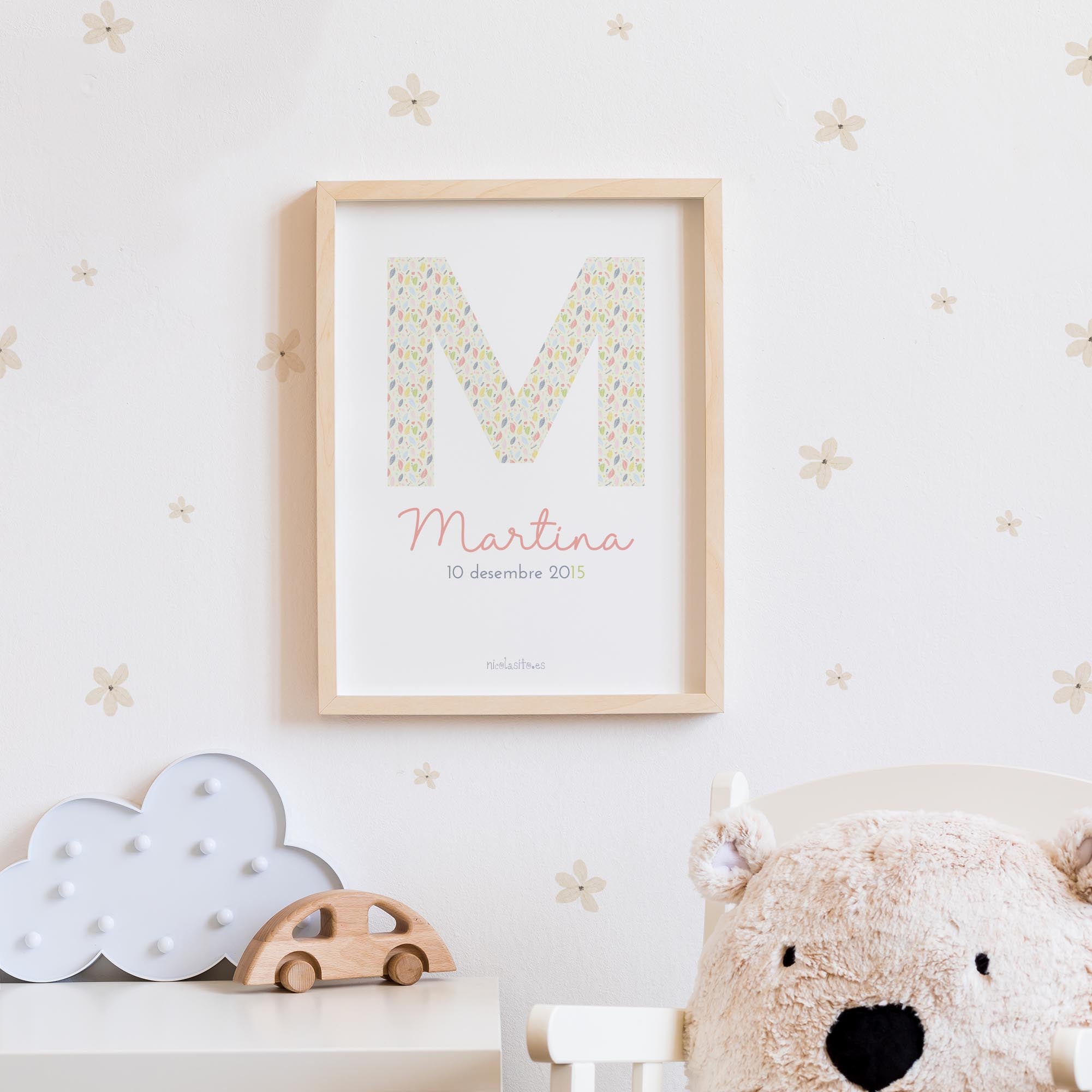 Plano detalle de pared blanca de dormitorio infantil, decorada con vinilo decorativo flores boho en color vainilla decoración dormitorio estilo natural, creando un ambiente fresco - Nicolasito.es #color_flores-boho-vainilla