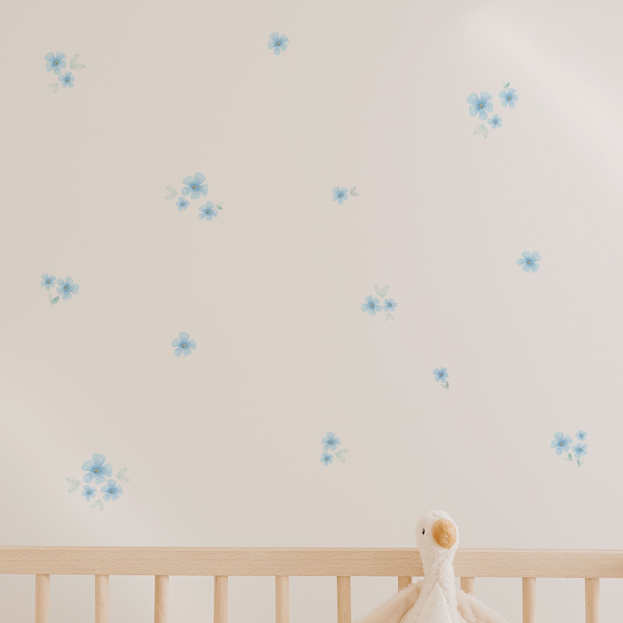 Pared blanca de dormitorio infantil decorada con vinilos decorativos y adhesivos de alta calidad en forma de flores en color azul. Vinilo de alta calidad - Nicolasito.es #color_flores-silvestres-azul