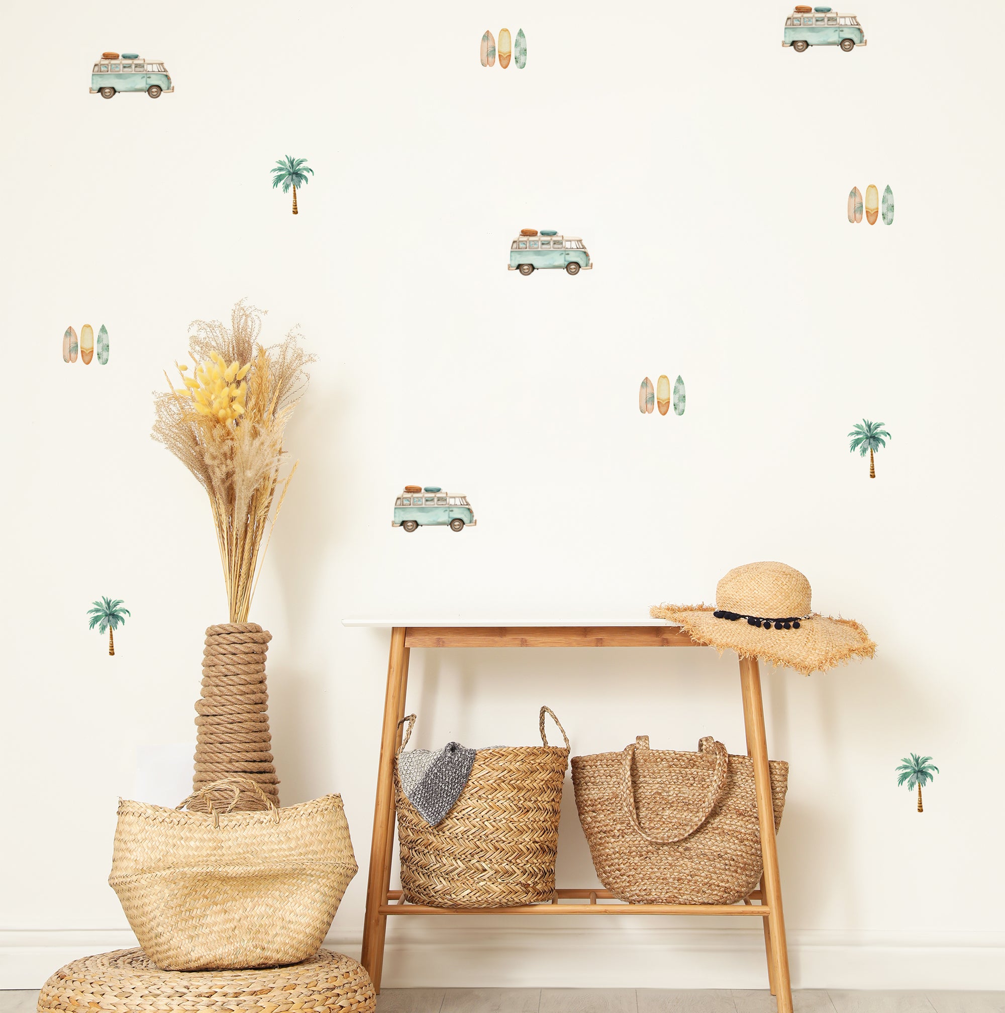 Imagen detallada de entrada de hogar decorada con muebles en madera y detalles en mimbre y paredes blancas decoradas con vinilo decorativo Salinas con furgonetas, palmeras y tablas de surf estilo costero, adhesivo de pared removible - Nicolasito.es