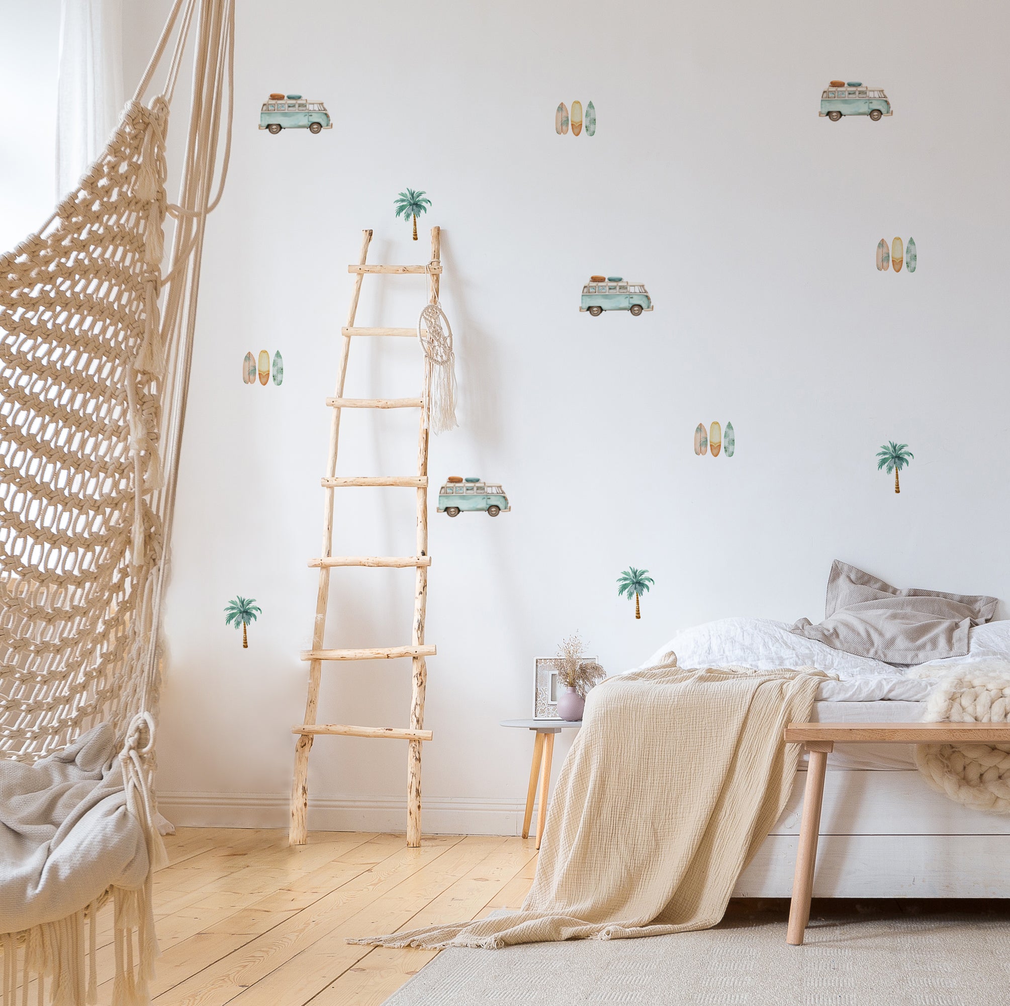 Vinilo decorativo Salinas sobre pared blanca de salón con estilo costero y detalles boho con stickers de palmeras, furgonetas y tablas de surf con acabado efecto acuarela - Nicolasito.es