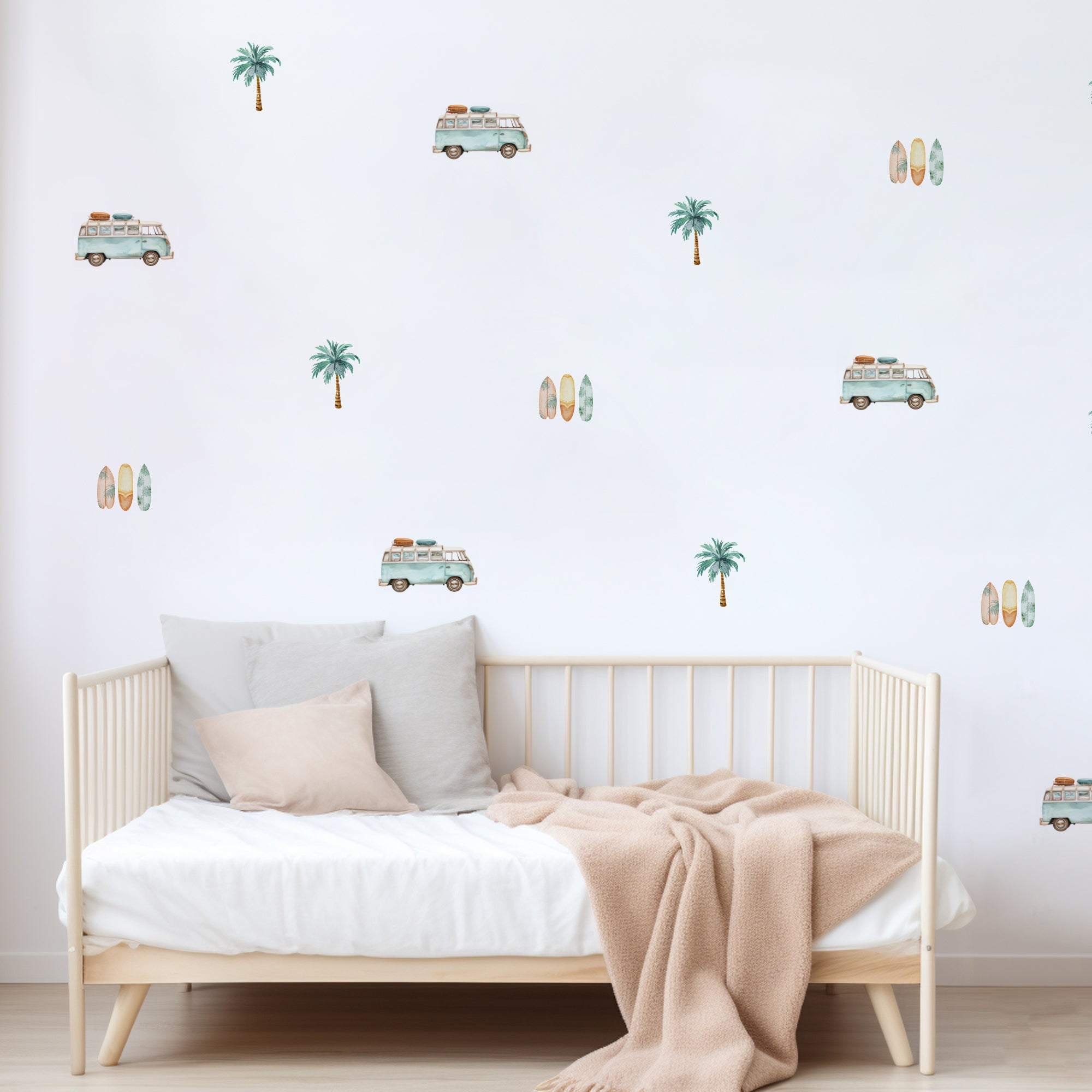 Imagen detalle de la pared blanca de dormitorio infantil decorada con vinilos decorativos y adhesivos salinas compuesto de furgonetas, palmeras y tablas de surf. Adhesivo resistente y fácil de aplicar - Nicolasito.es