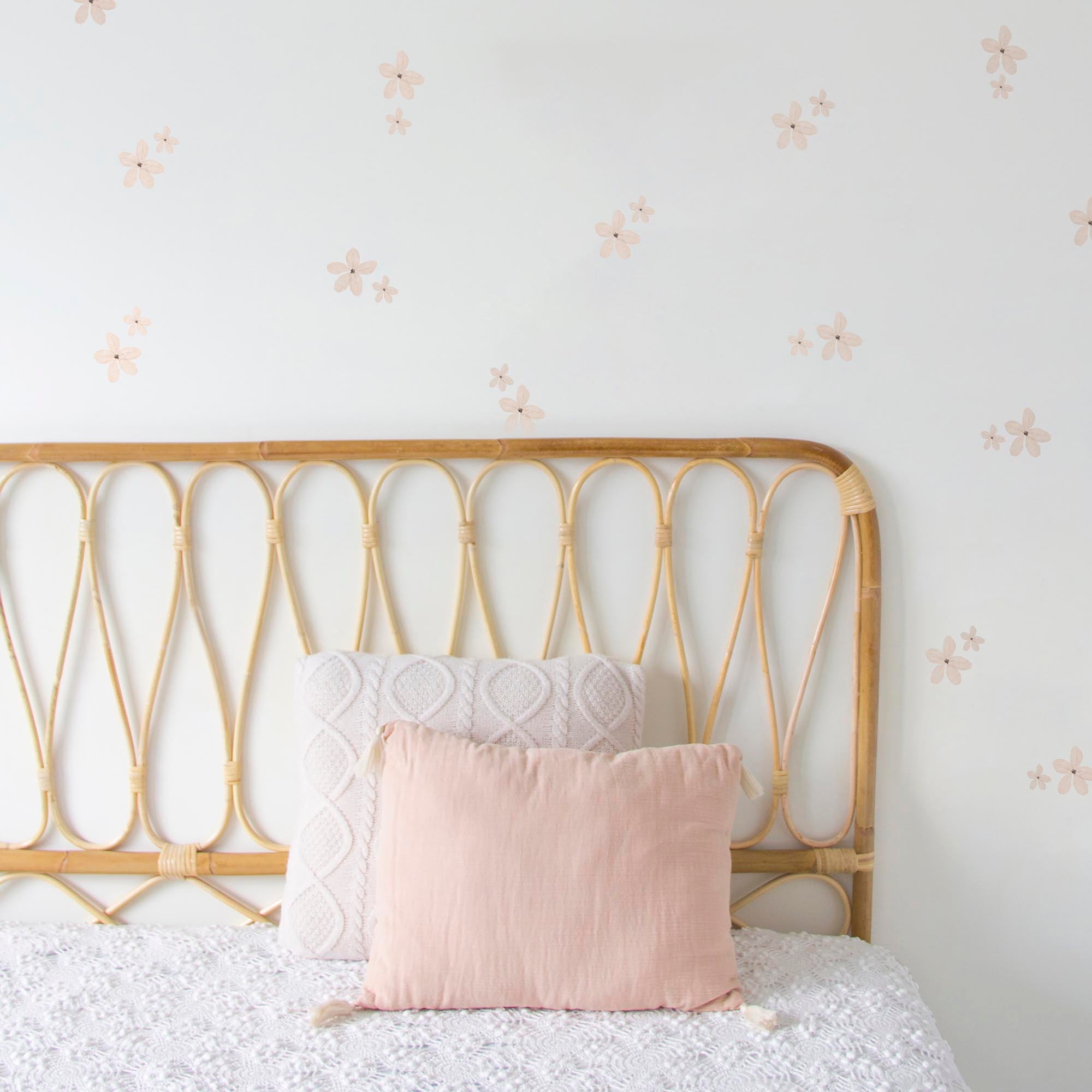Plano detalle de dormitorio infantil con cabecero de caña de mimbre y paredes blancas decoradas con vinilo decorativo flores boho color rosa con efecto y acabado acuarela, inspiración decoración bohemia - Nicolasito.es #color_flores-boho-rosa