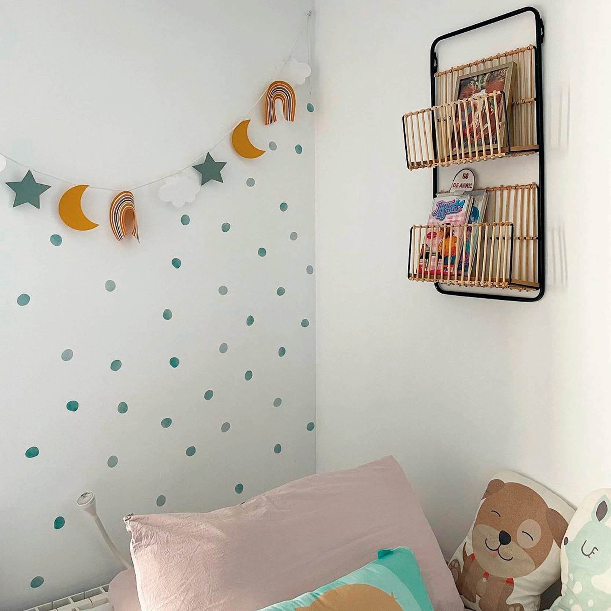 Topos adhesivos de colores suaves verde aplicados sobre pared de habitación infantil. Nicolasito.es
#color_topitos-aqua