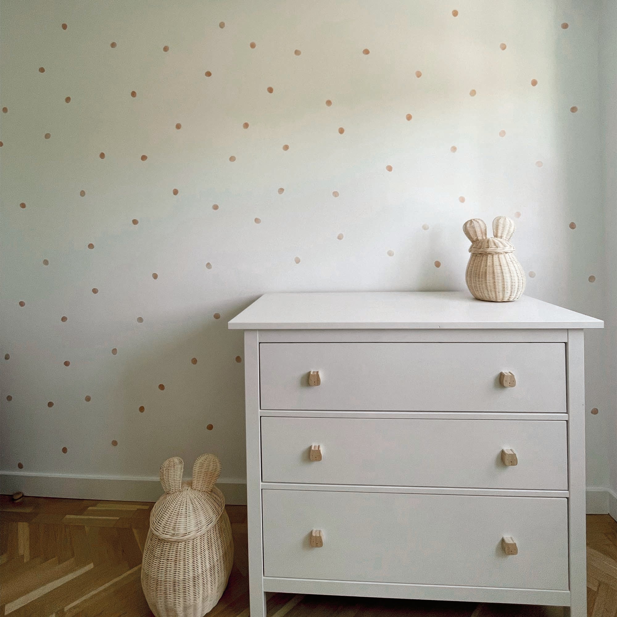 Topos adhesivos de colores pastel sobre pared con cómoda ikea blanca. Decoración infantil de pared nicolasito.es
#color_topitos-marron