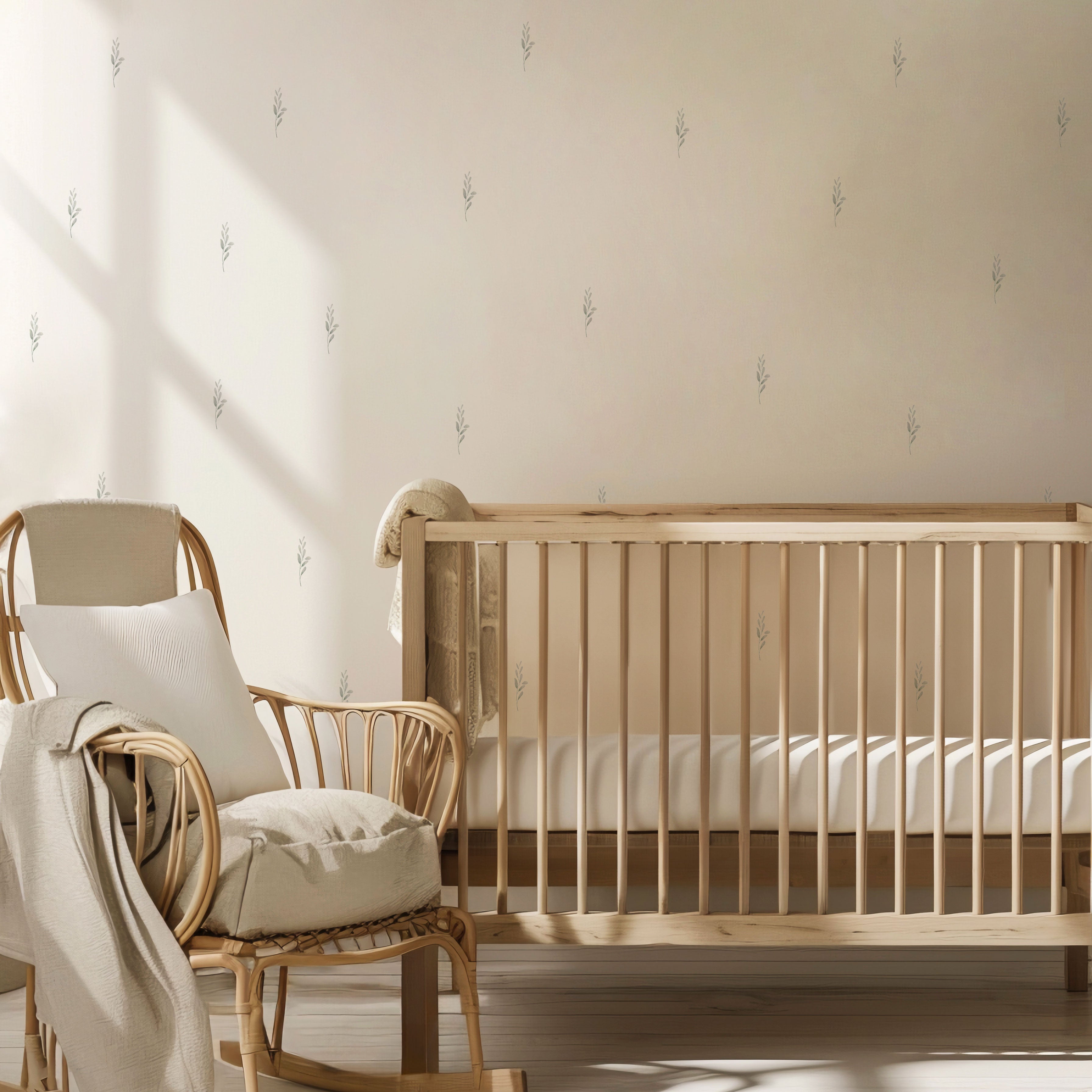 Detalle de dormitorio infantil con muebles en madera y paredes blancas, decoradas con vinilo espiga estilo bohemio en color verde y acabado acuarela, consiguiendo una decoración natural de pared para dormitorio infantil - Nicoalsito.es #tamaño_Pequeño