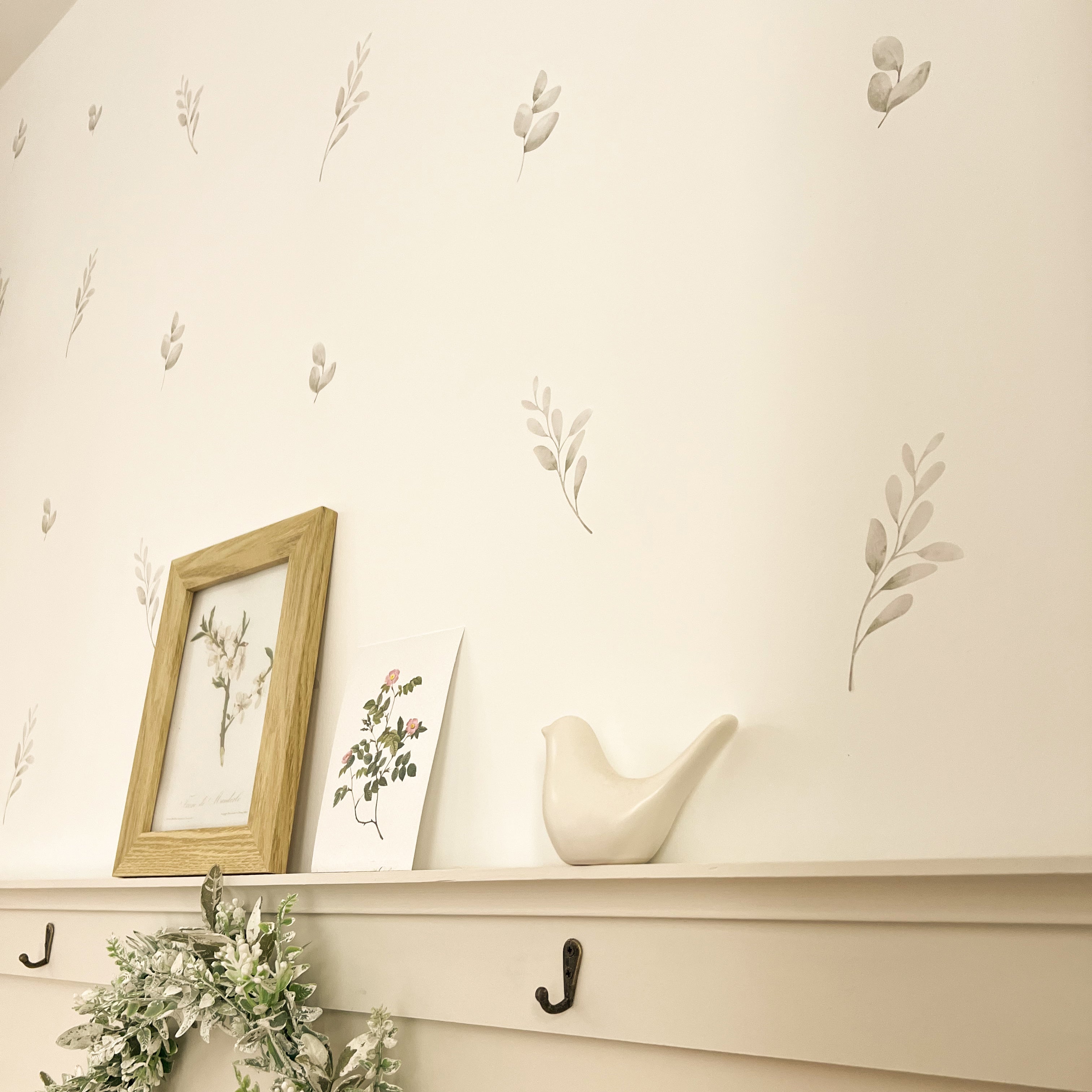 Detalle del vinilo de hojas y ramas estilo bohemio en color verde y acabado acuarela. Adhesivo fácil de aplicar y resistente, perfecto para ambientes boho - Nicolasito.es #tamaño_Pequeño