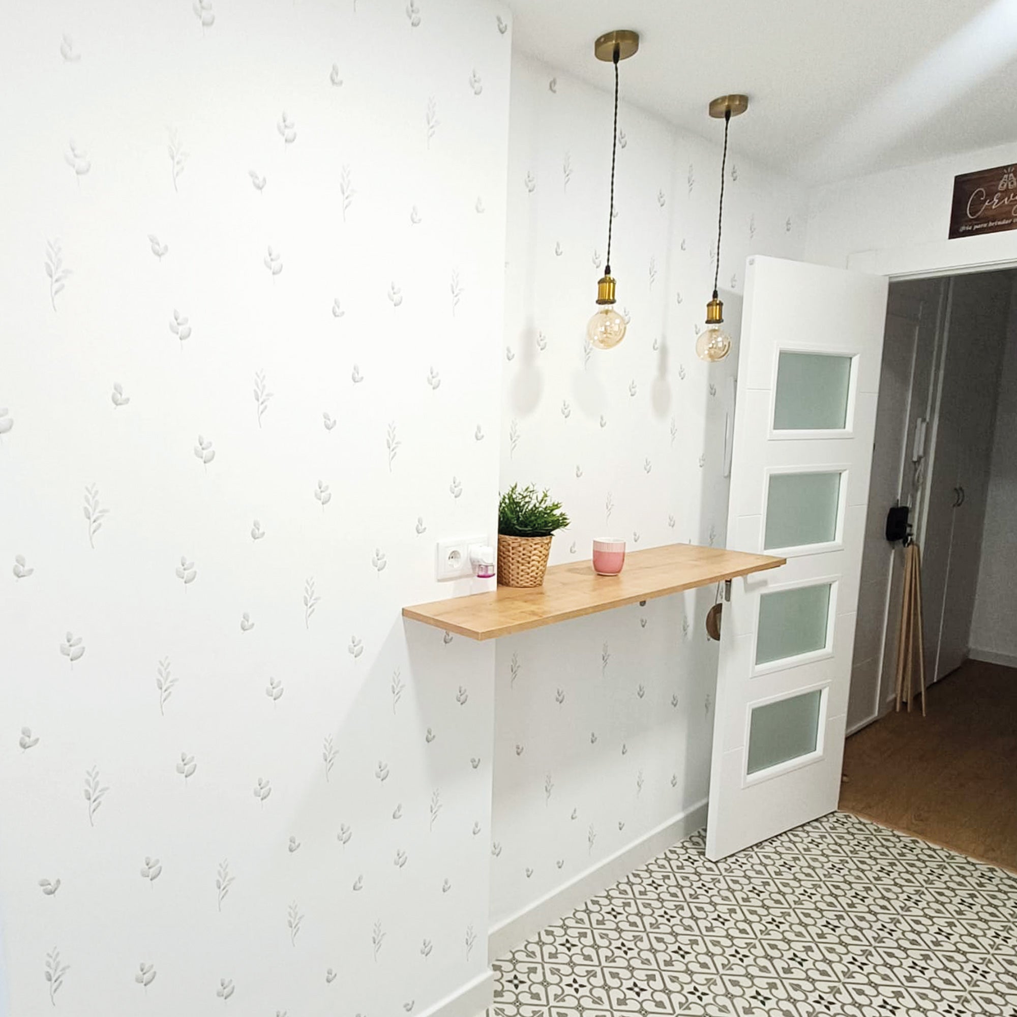 imagen de cocina moderna con paredes blancas decoradas con vinilo decorativo en forma de plantas y ramas de color verde y estilo bohemio, consiguiende un toque natural en la cocina - Nicolasito.es #tamaño_Pequeño