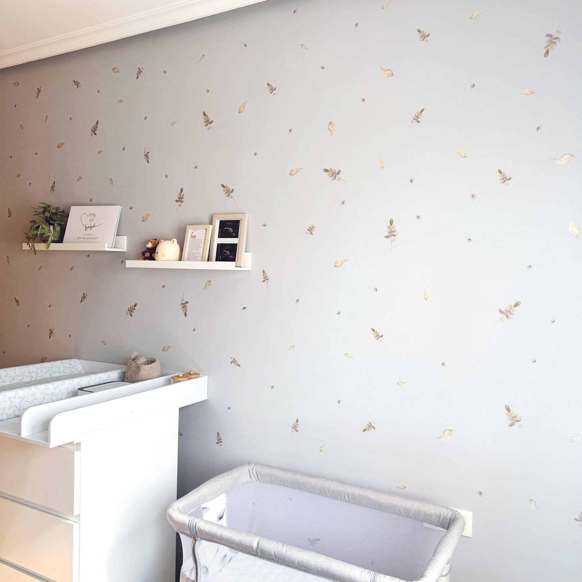 Imagen general de dormitorio de bebé decorado con cinilo decorativo para paredes en forma de hojas verdes con acabado acuarela, creando un efecto de falso papel pintado. Vinilo adhesivo fácil de aplicar y de retirar - Nicoasito.es