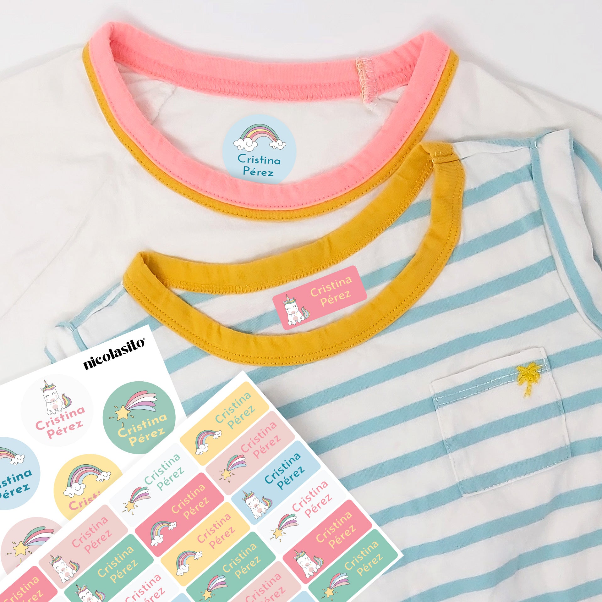 Plano detalle de etiquetas personalizadas para la ropa con diseño de unicornio, forma rectangular o redonda sobre camisetas de algodón. Fáciles de colocar con plancha doméstica y resistentes al lavado - Nicolasito.es