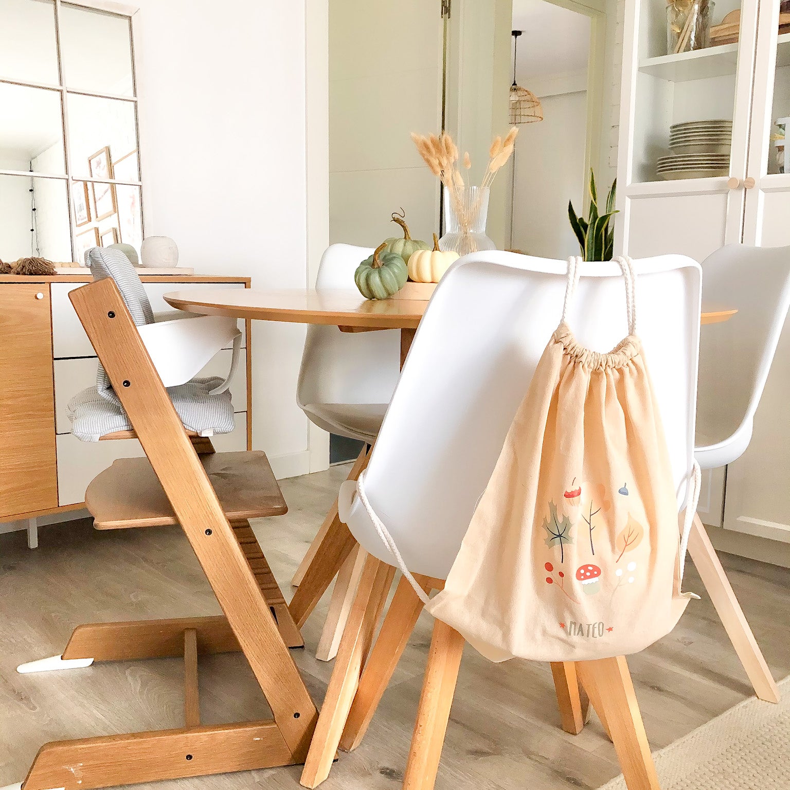 Mochila Infantil Otoño modelo Hojitas colocada sobre silla de salón, mochila de algodón reciclado ideal para colegio, excursiones o paseos otoñales - Nicolasito.es #color_Hojitas