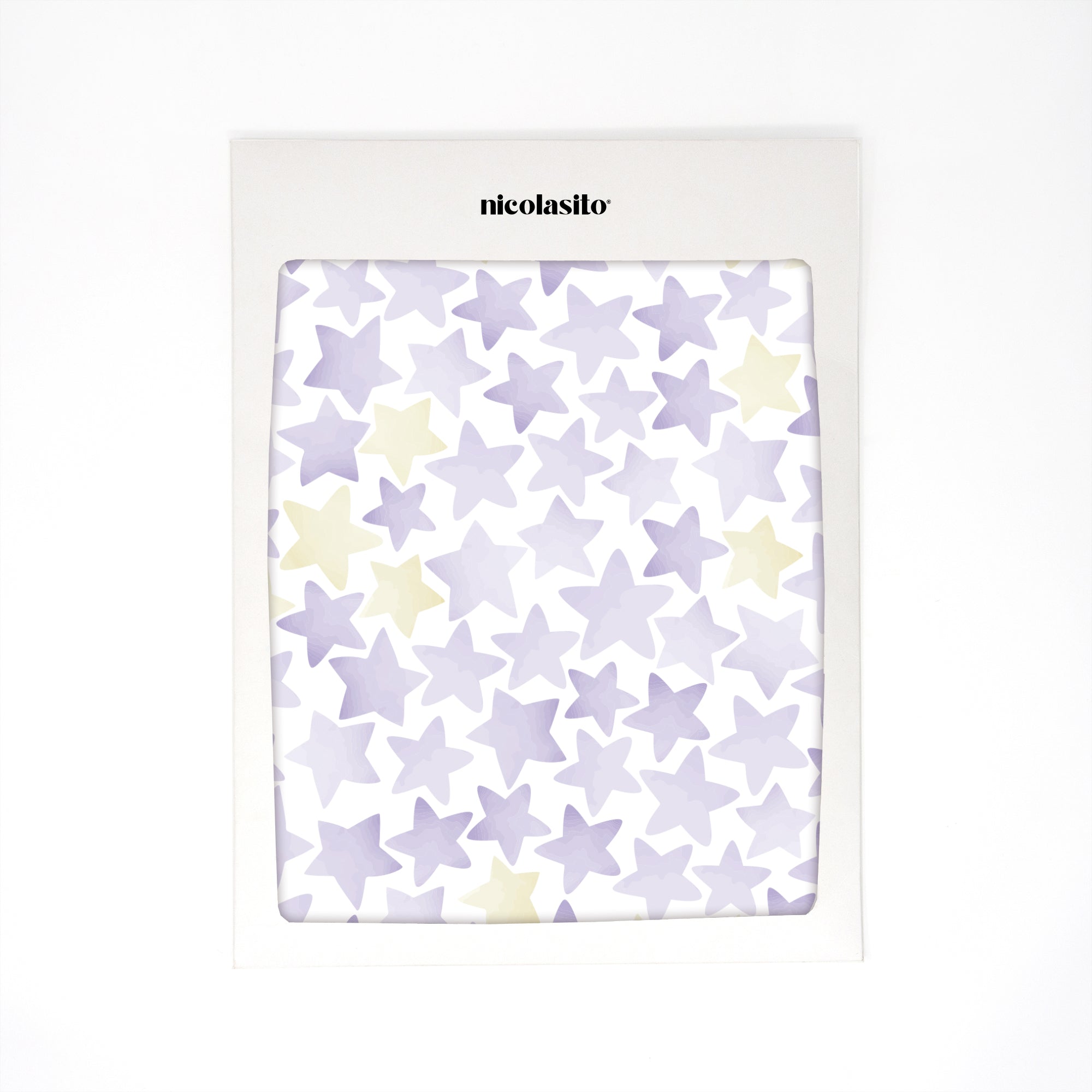 Presentación del vinilo decorativo de paredes en forma de estrellas acuarela de color lila en packaging protector - Nicolasito.es #color_estrellas acuarela lila