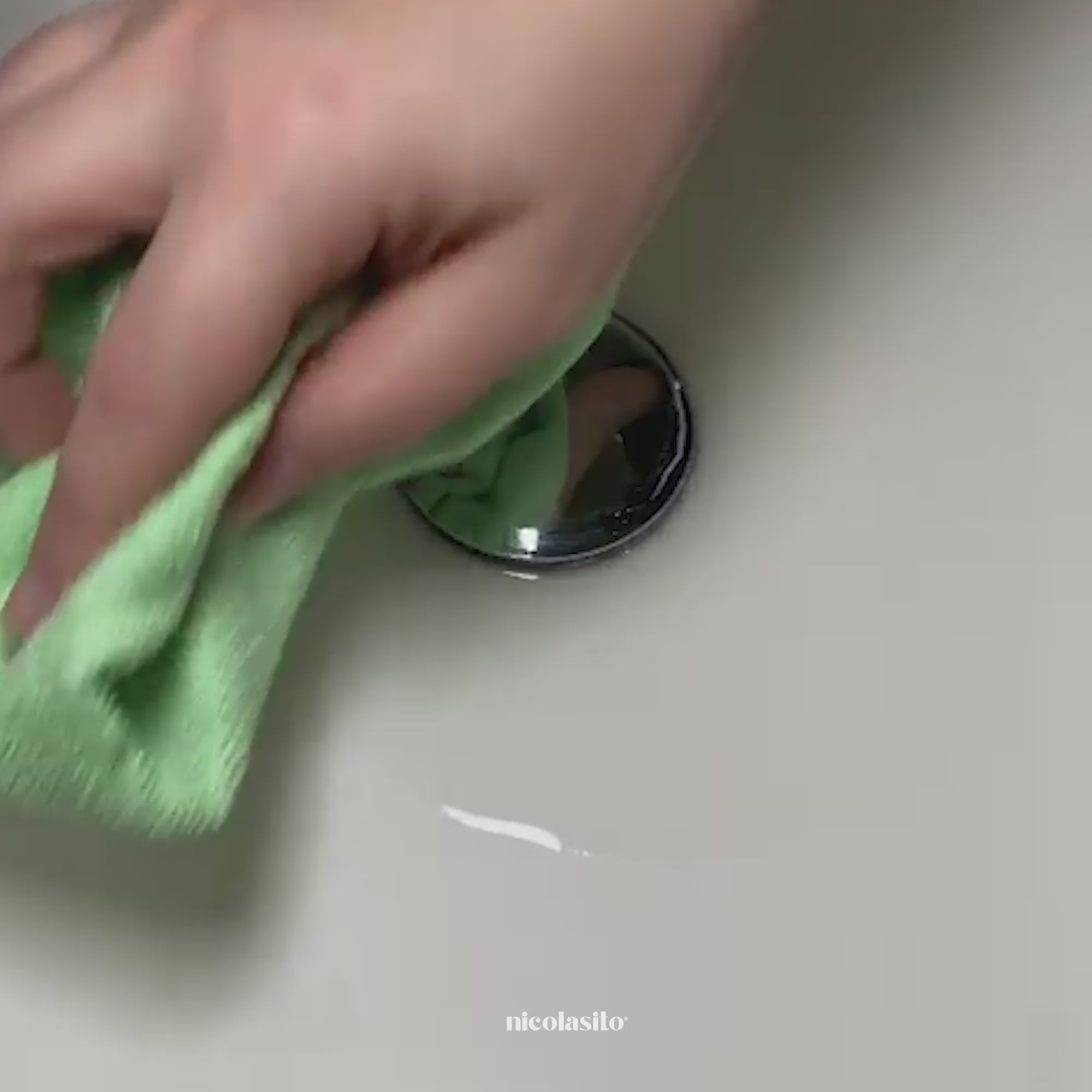 Video explicativo para color vinilo antideslizante en forma de ranas verdes en duchas y bañeras para evitar resbalones