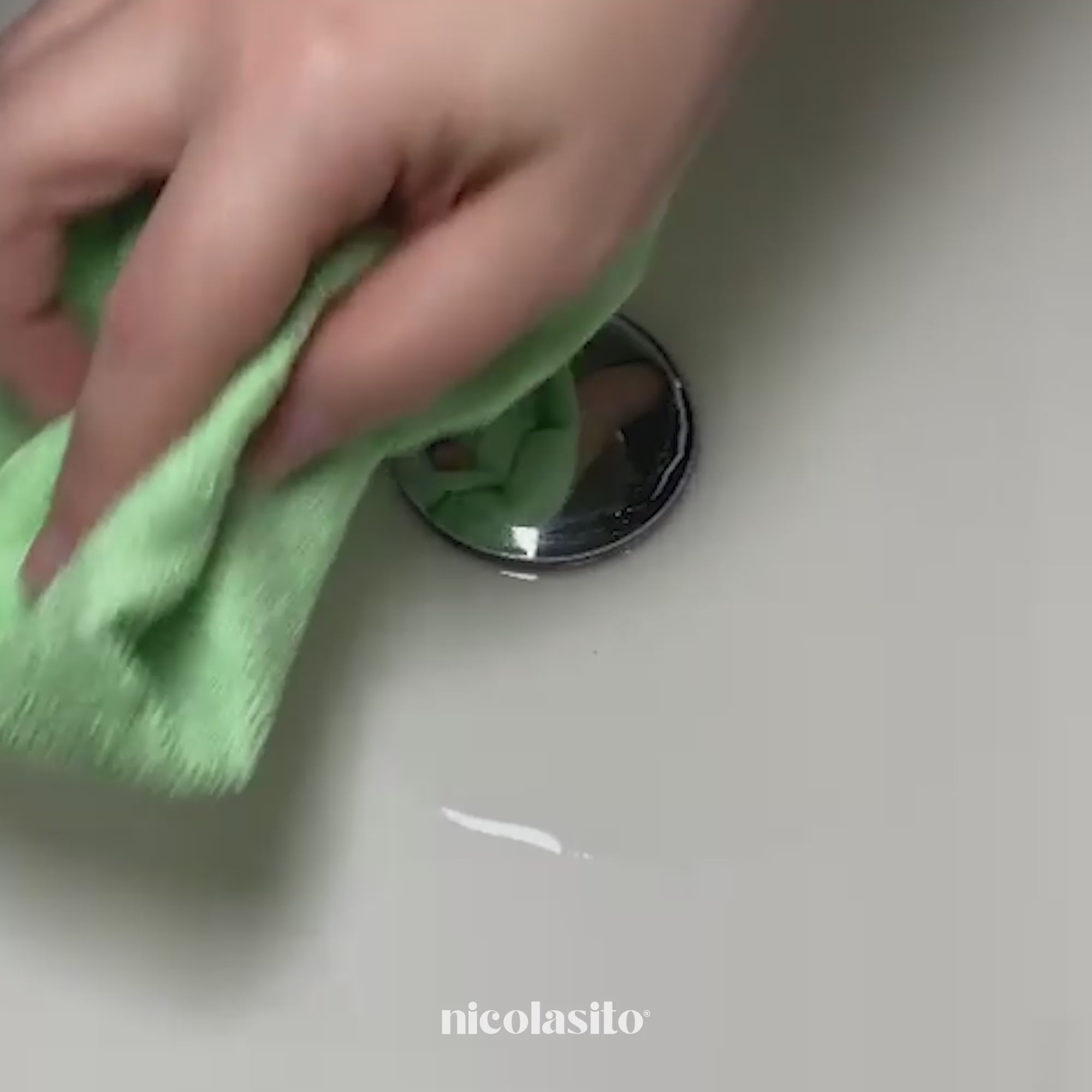 Video explicativo de cómo se colocan los vinilos antideslizantes en forma de burbujas de color gris para bañeras y duchas evitando resbalones y enseñando con detalle el vinilo