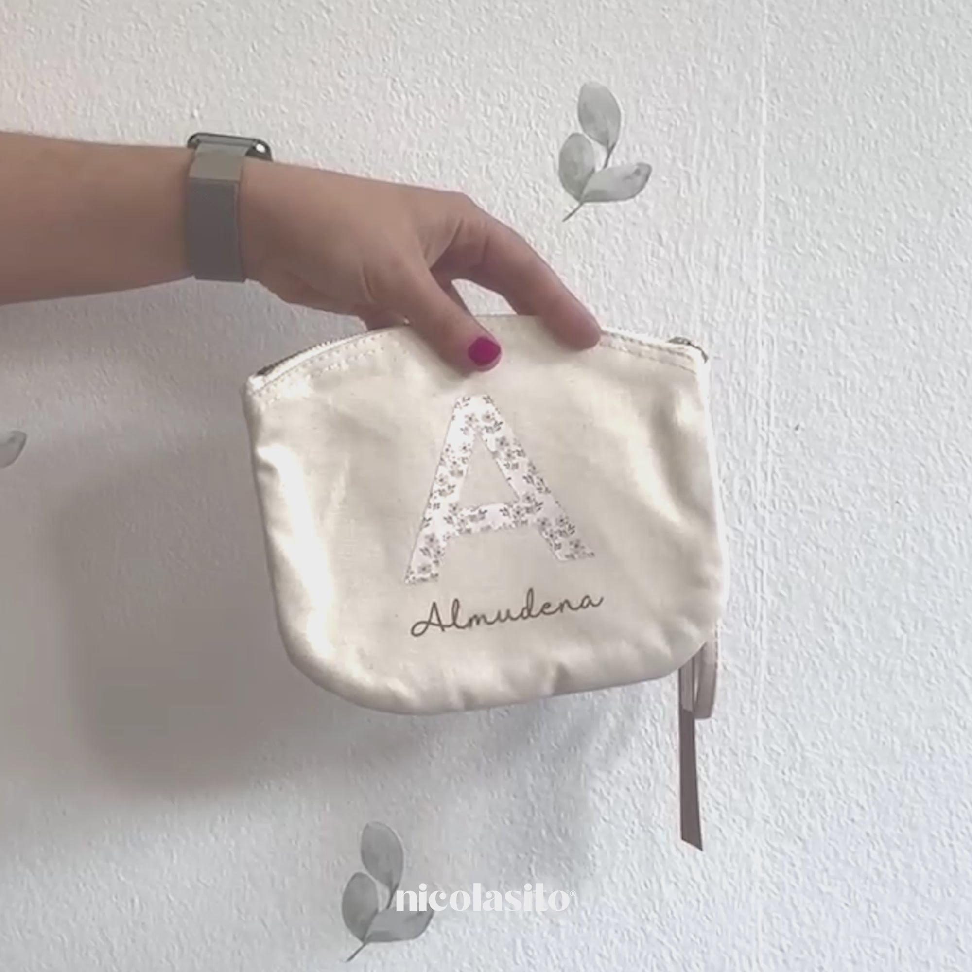 Bolsa de mano personalizada con letra inicial en textura, perfecta para mujeres y como detalle especial - Nicolasito.es