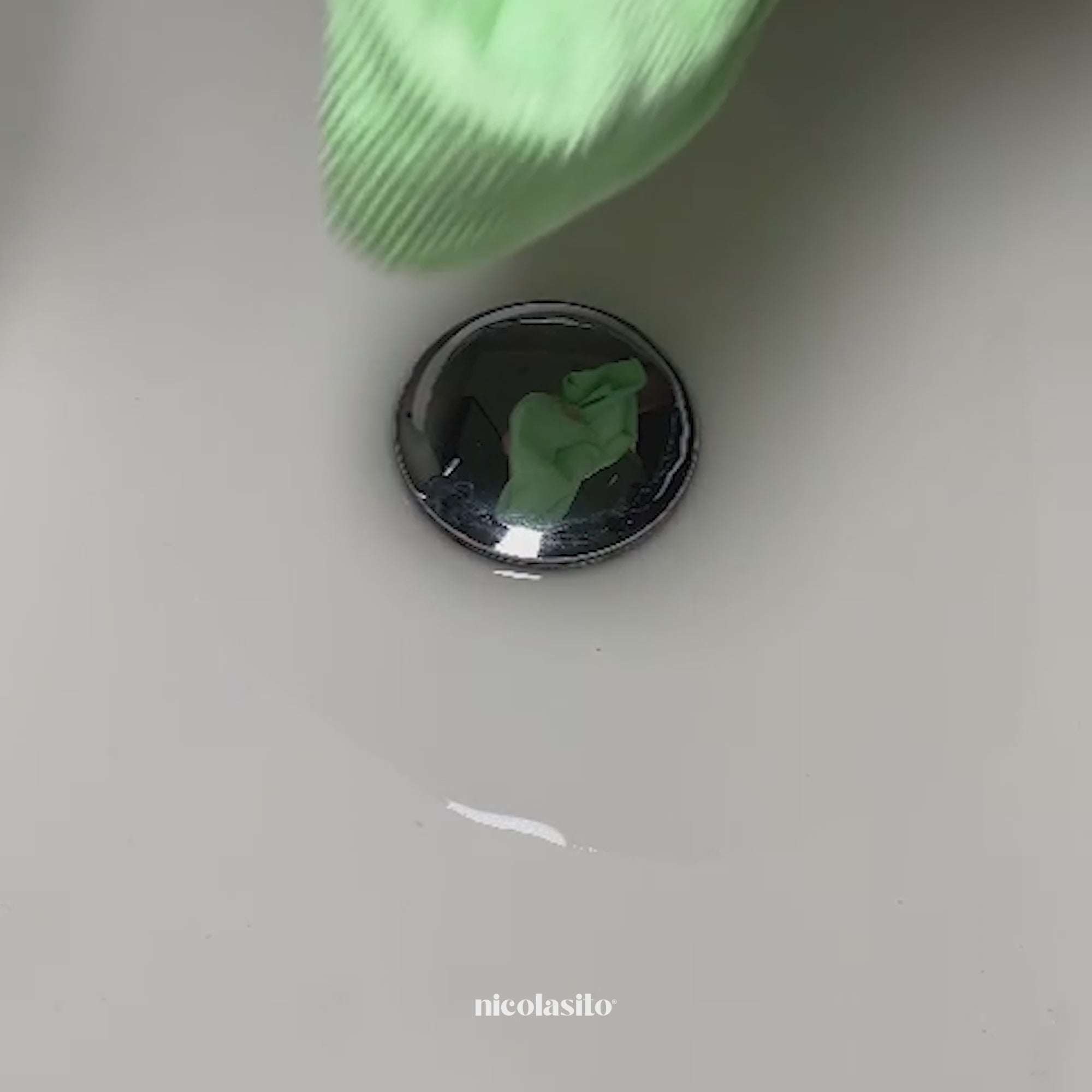 video detalle de como colocar pegatinas antideslizantes en forma de flores rosas sobre una superficie lisa para evitar resbalones durante el baño