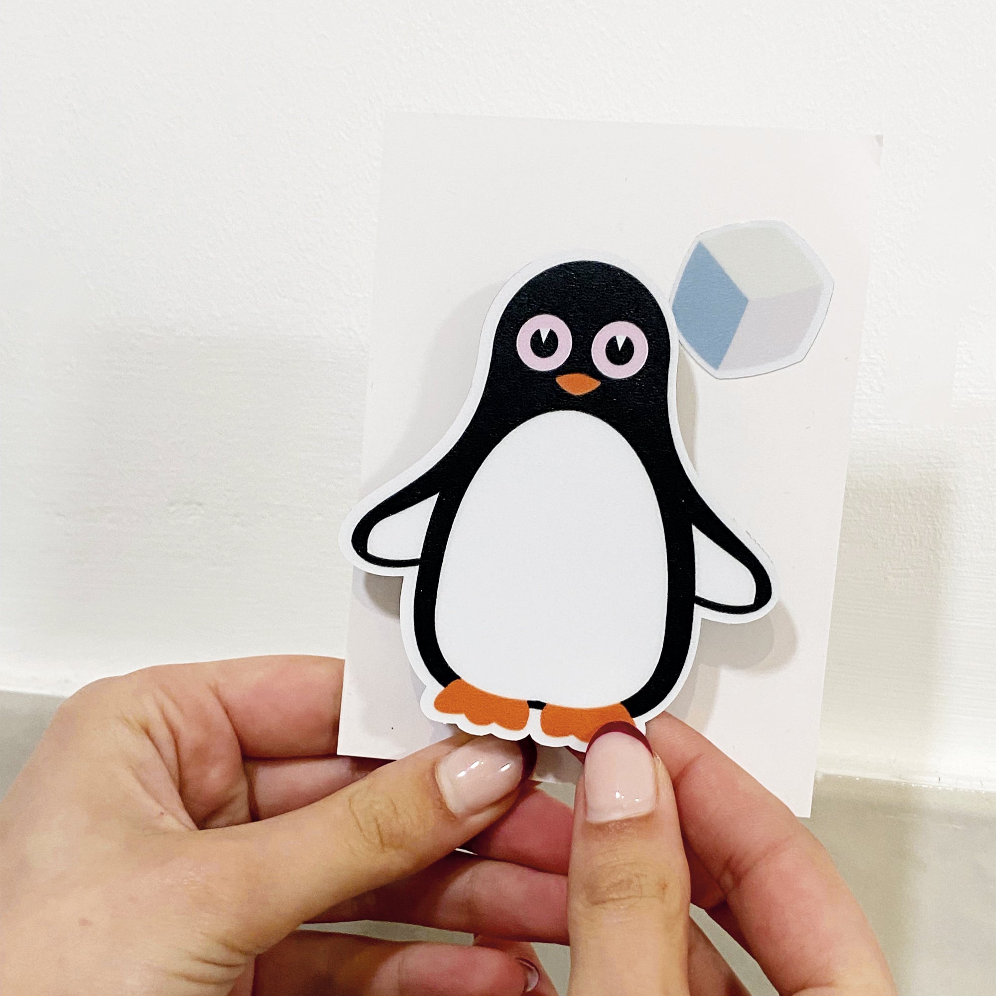 video explicativo a cerca de colocación de vinilos antideslizantes infantiles en forma de pingüino sobre superficie de bañera que ayuda a prevenir caídas durante el baño - Nicolasito.es