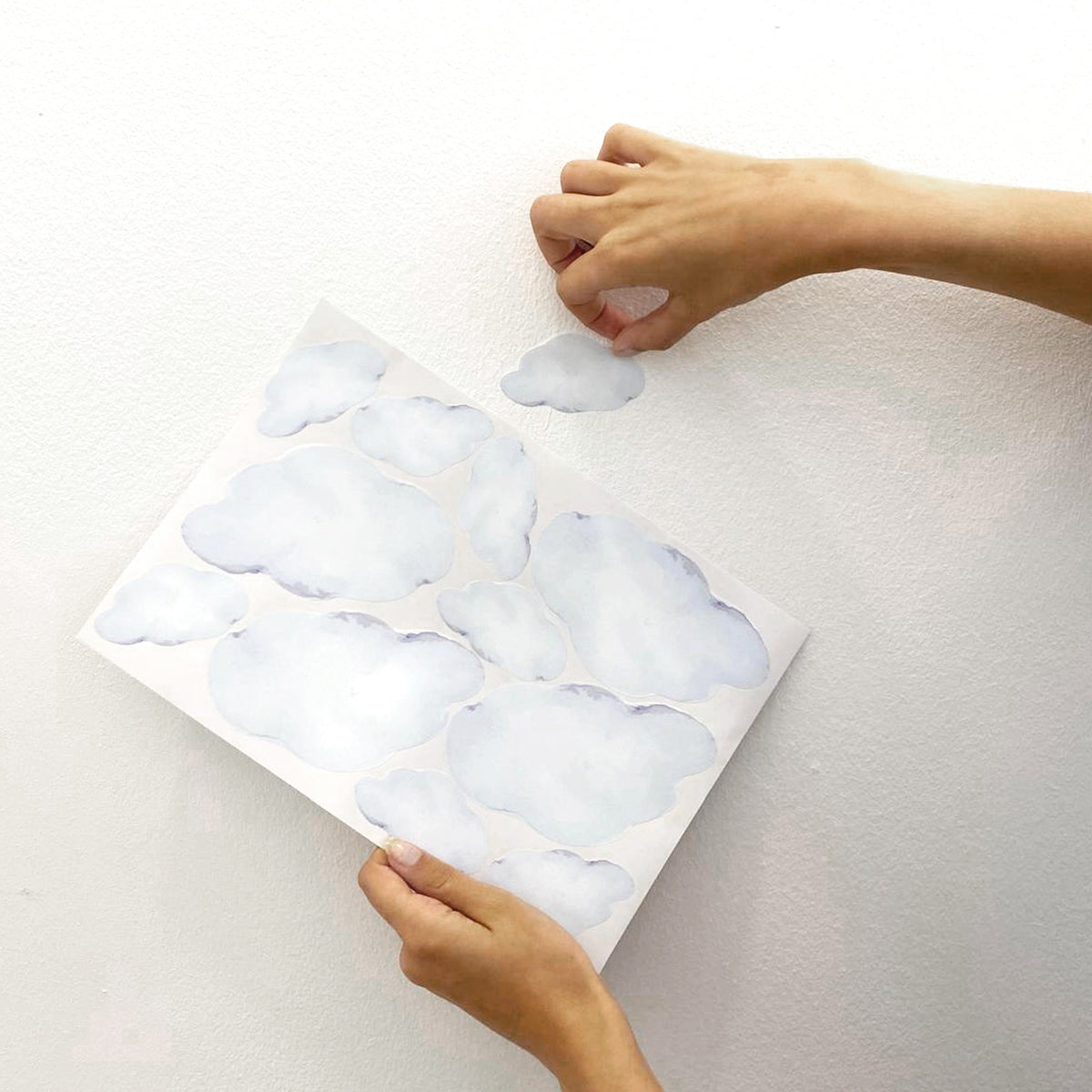vinilo decorativo para paredes de dormitorio infantil en forma de nubes con efecto acuarela - Nicolasito.es