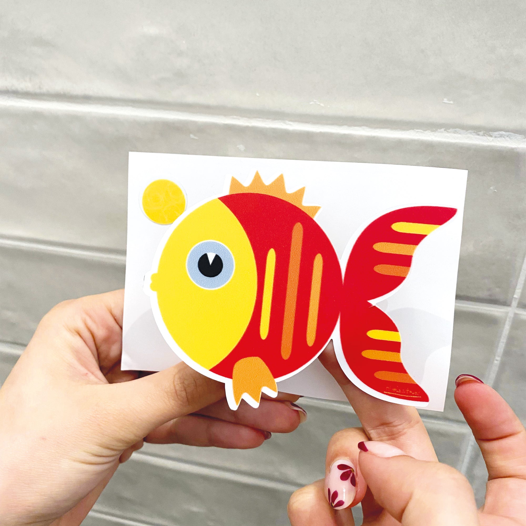cómo colocar vinilos antideslizantes infantiles en forma de peces de colores para colocar sobre la superficie de la bañera o de la ducha, evitando así rebalones y caídas durante el baño - Nicolasito.es