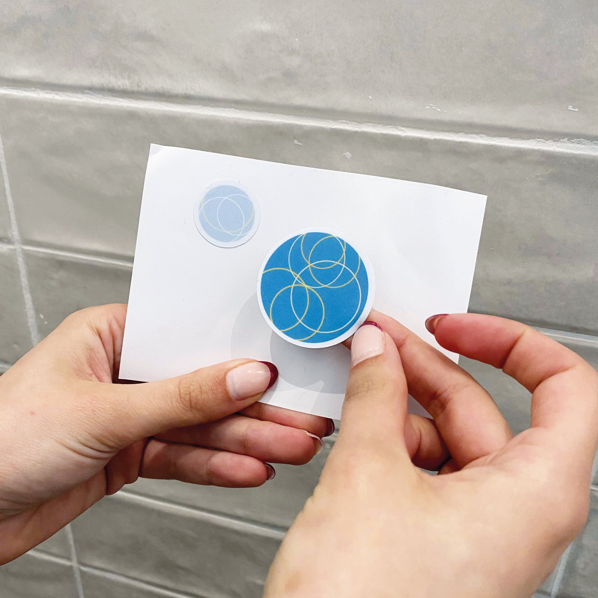 video explicativo sobre cómo colocar pegatinas antideslizantes en forma de burbujas azules para evitar resbalones en la bañera - Nicolasito.es