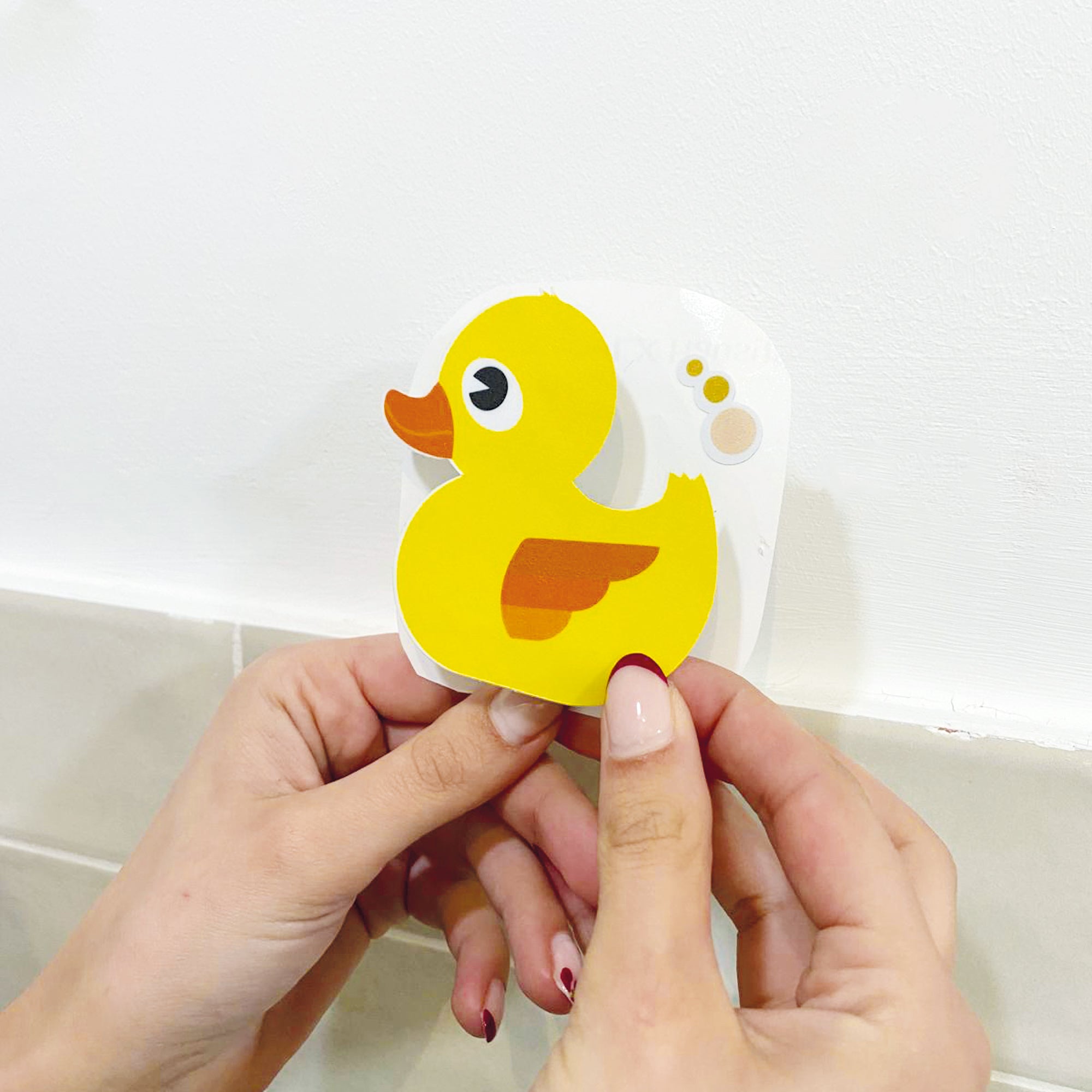 video explicativo cómo colocar pegatinas antideslizantes infantiles en forma de patitos amarillos sobre superficie lisa, limpia y seca, para evitar resbalones en la bañera- Nicolasito.es