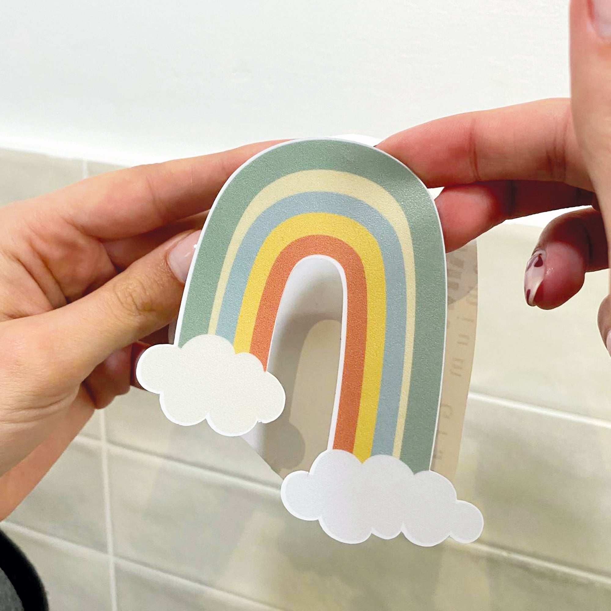 cómo colocar vinilo antideslizantes infantil en forma de arcoiris sobre superficie de bañera limpia y seca para una mayor seguridad durante el baño - Nicolasito.es