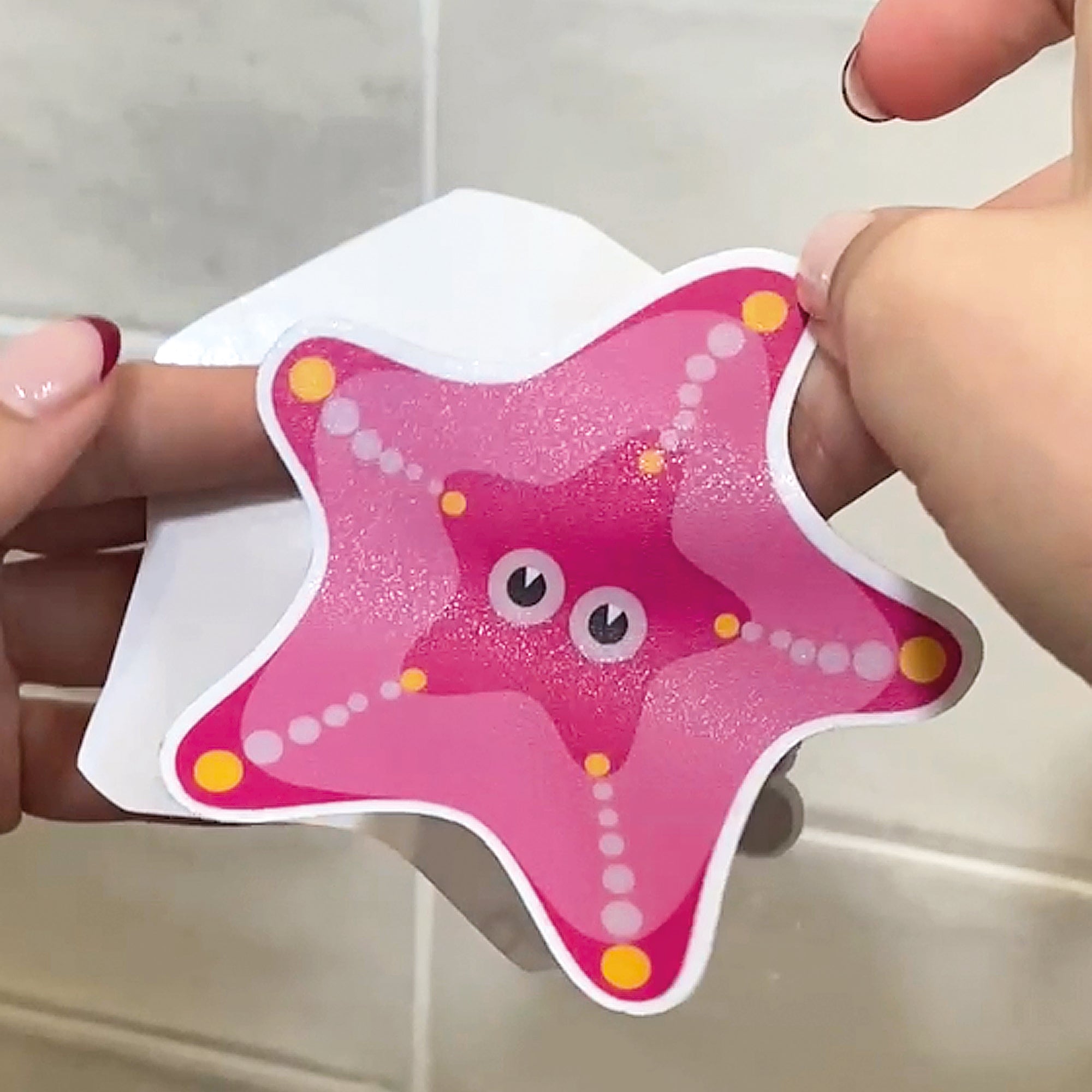 video explicativo sobre colocacion vinilos antideslizantes infantiles en forma de estrellas de mar para colocar sobre la superficie de la bañera evitando así rebalones durante el baño - Nicolasito.es