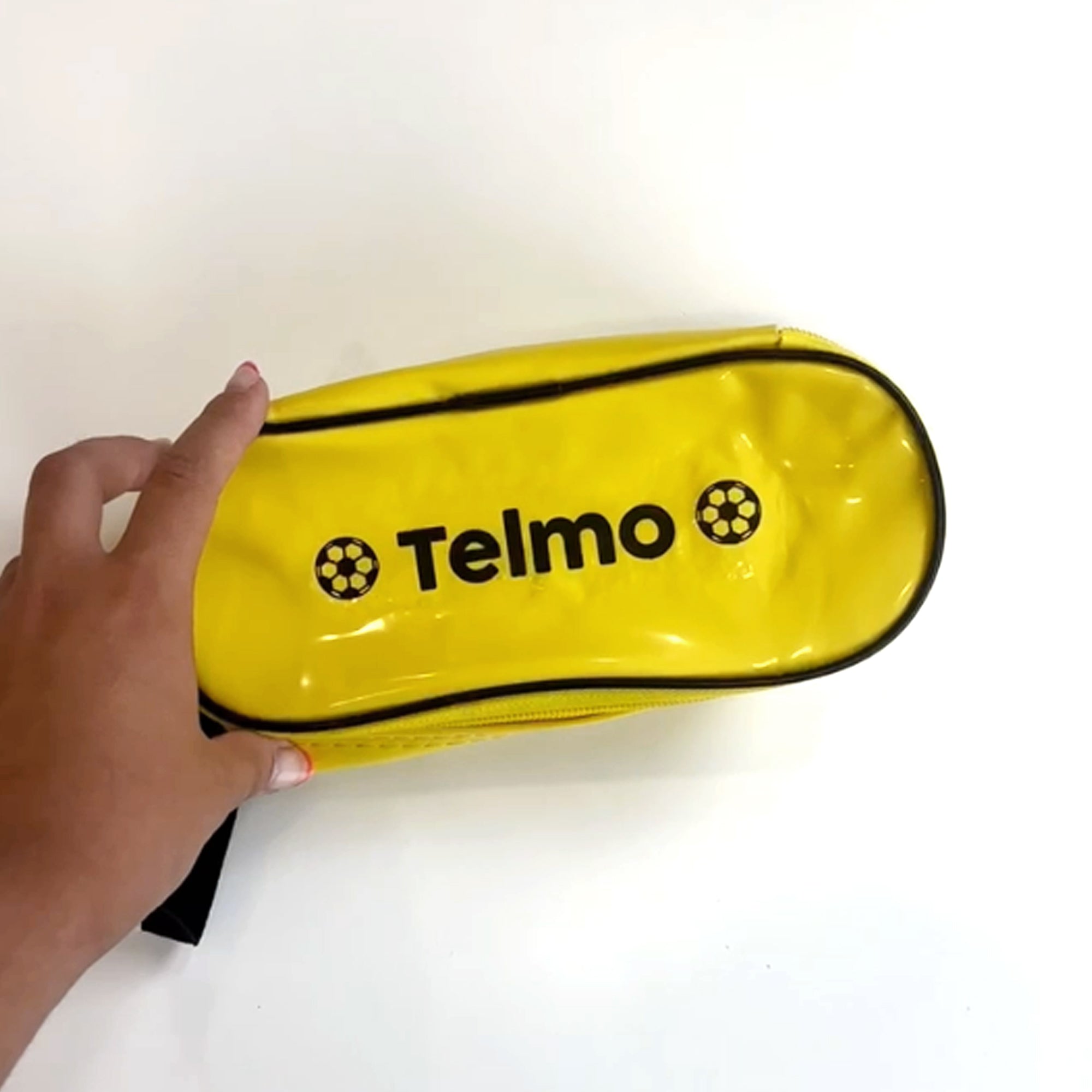 video detalle mostrando el portabocadillos para llevar la merienda personalizado de color amarillo - Nicolasito-es