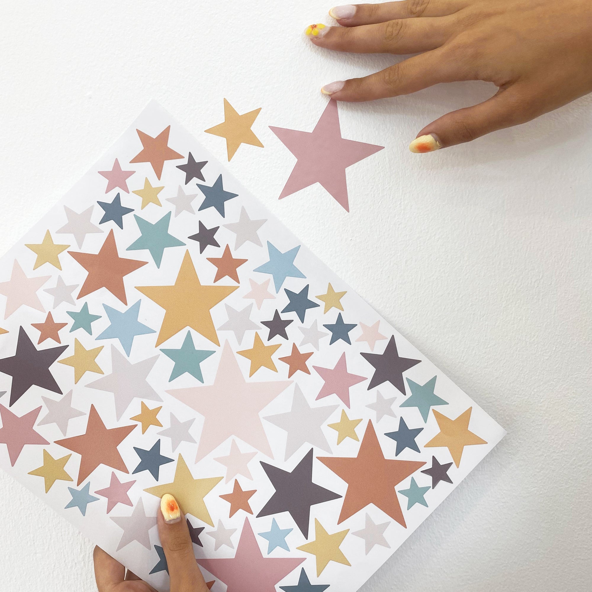 Video tutorial paso a paso para aplicar el vinilo decorativo de estrellas pastel en pared infantil - Nicolasito.es