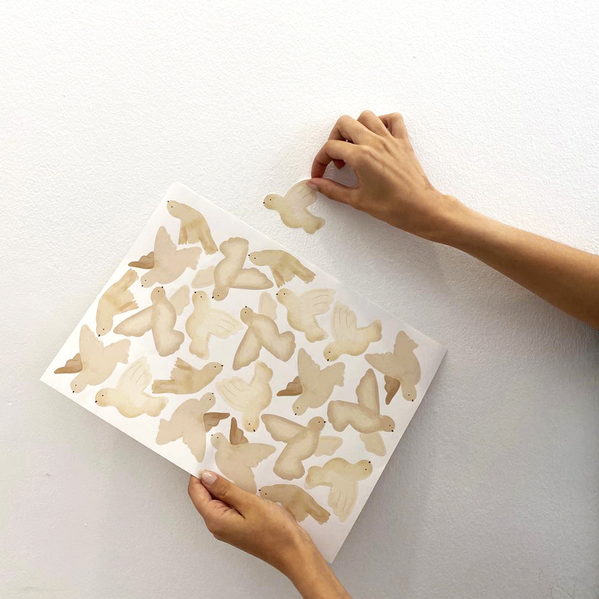 vinilo decorativo en forma de pajaros efecto acuarela para decorar paredes de dormitorio de bebé - Nicolasito.es