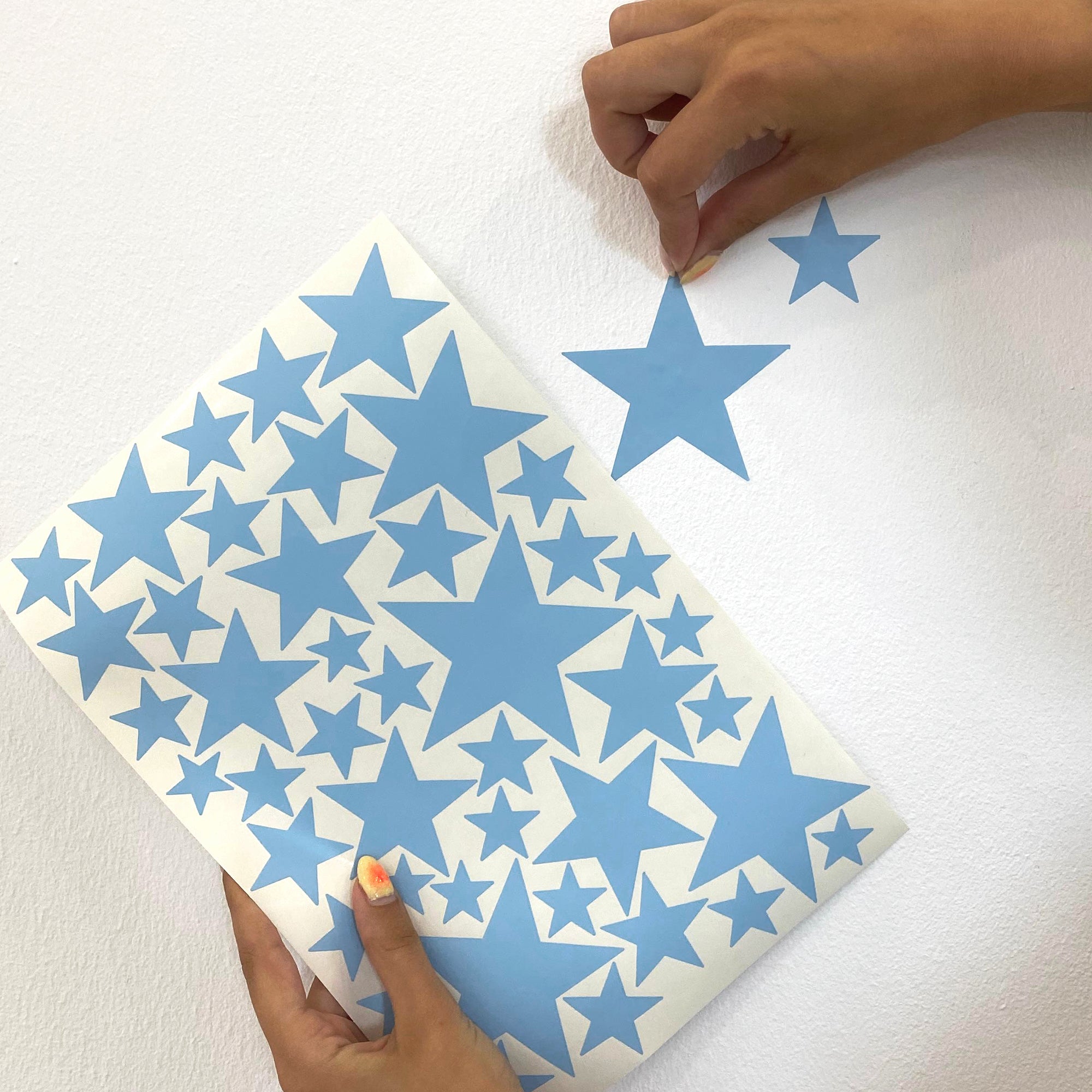 Cómo aplicar el vinilo decorativo estrellas mix en una pared: tutorial paso a paso - Nicolasito.es