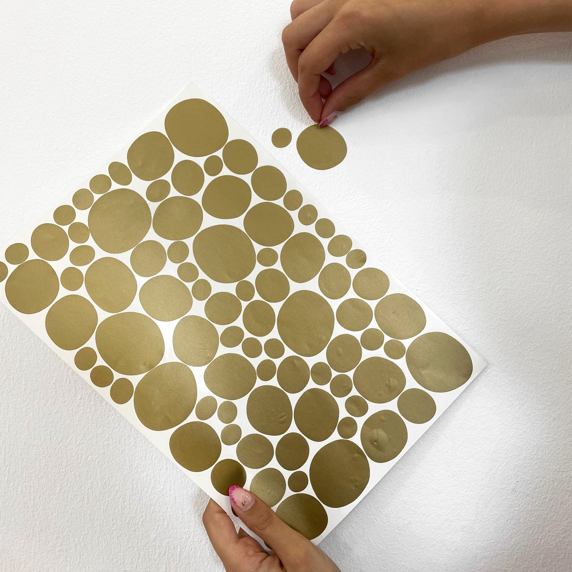 Tutorial visual de cómo colocar vinilo adhesivo lunares irregulares en pared de habitación - Nicolasito.es