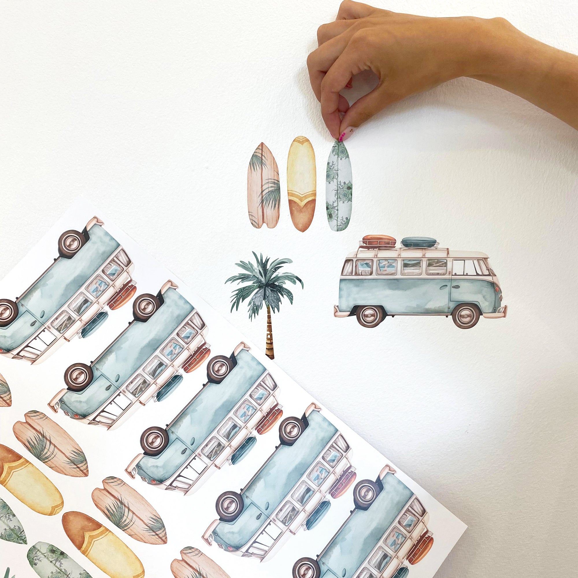 Video de instalación paso a paso del vinilo decorativo Salinas con furgonetas palmeras y tablas surf para decoración pared estilo costero infantil y efecto papel pintado - Nicolasito.es