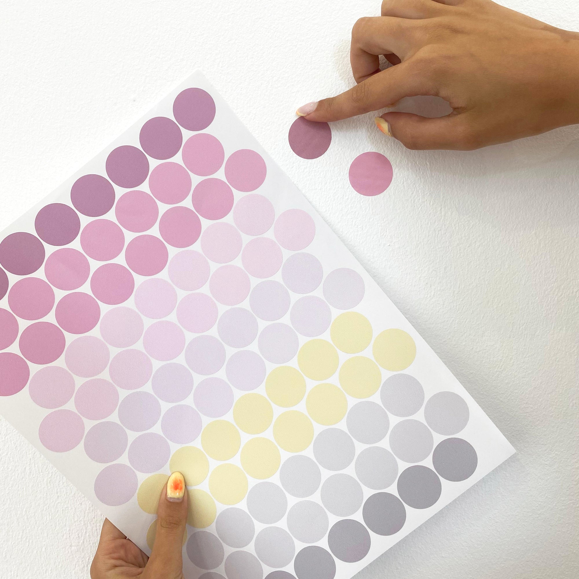 Video explicativo de cómo colocar vinilo decorativo de paredes en forma de topitos de color pastel - Nicolasito.es