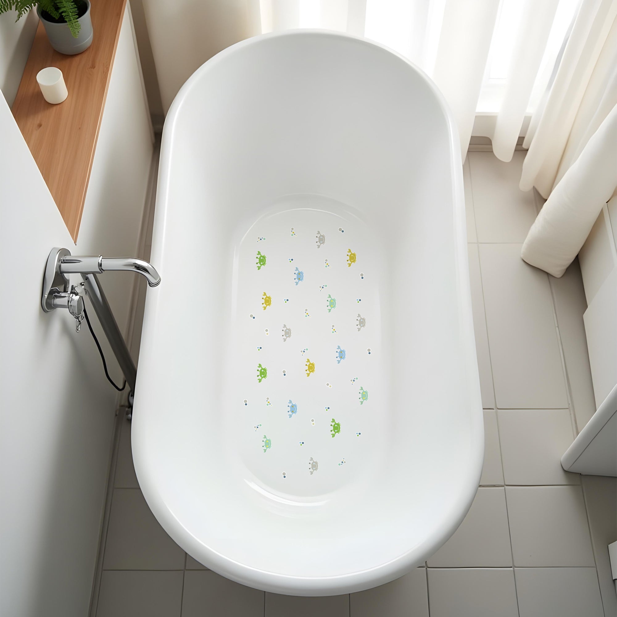 Vista general de una bañera moderna decorada con 16 pegatinas antideslizantes de cangrejos verde, creando un baño seguro #color_Verde