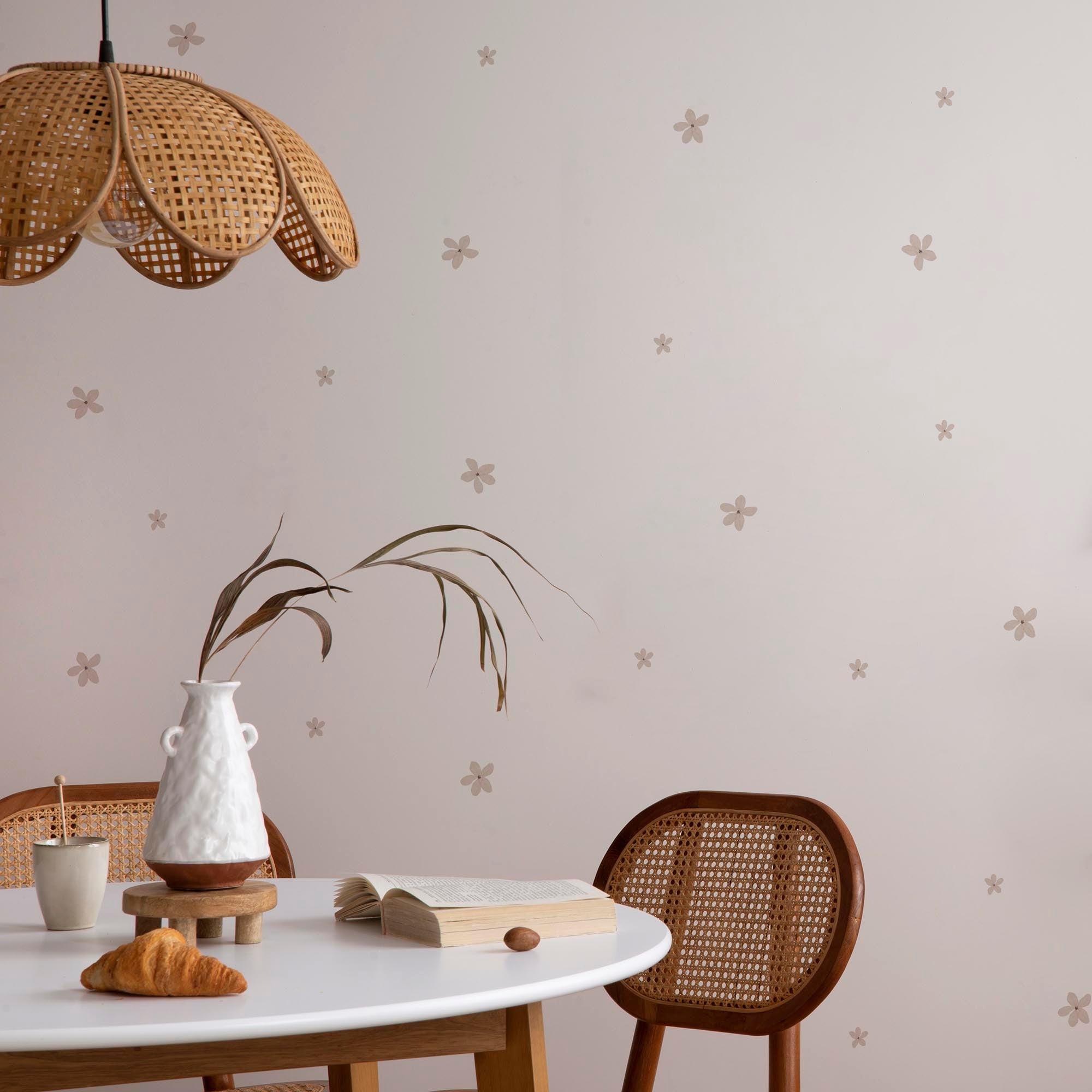 Vista general de salón luminoso decorado con muebles de mimbre y con paredes blancas y lisas, las cuales están decoradas con vinilo decorativo para paredes con diseño flores boho en color, detalle de acabado y colores suaves, simulando un papel pintado - Nicolasito.es #color_flores-boho-rosa