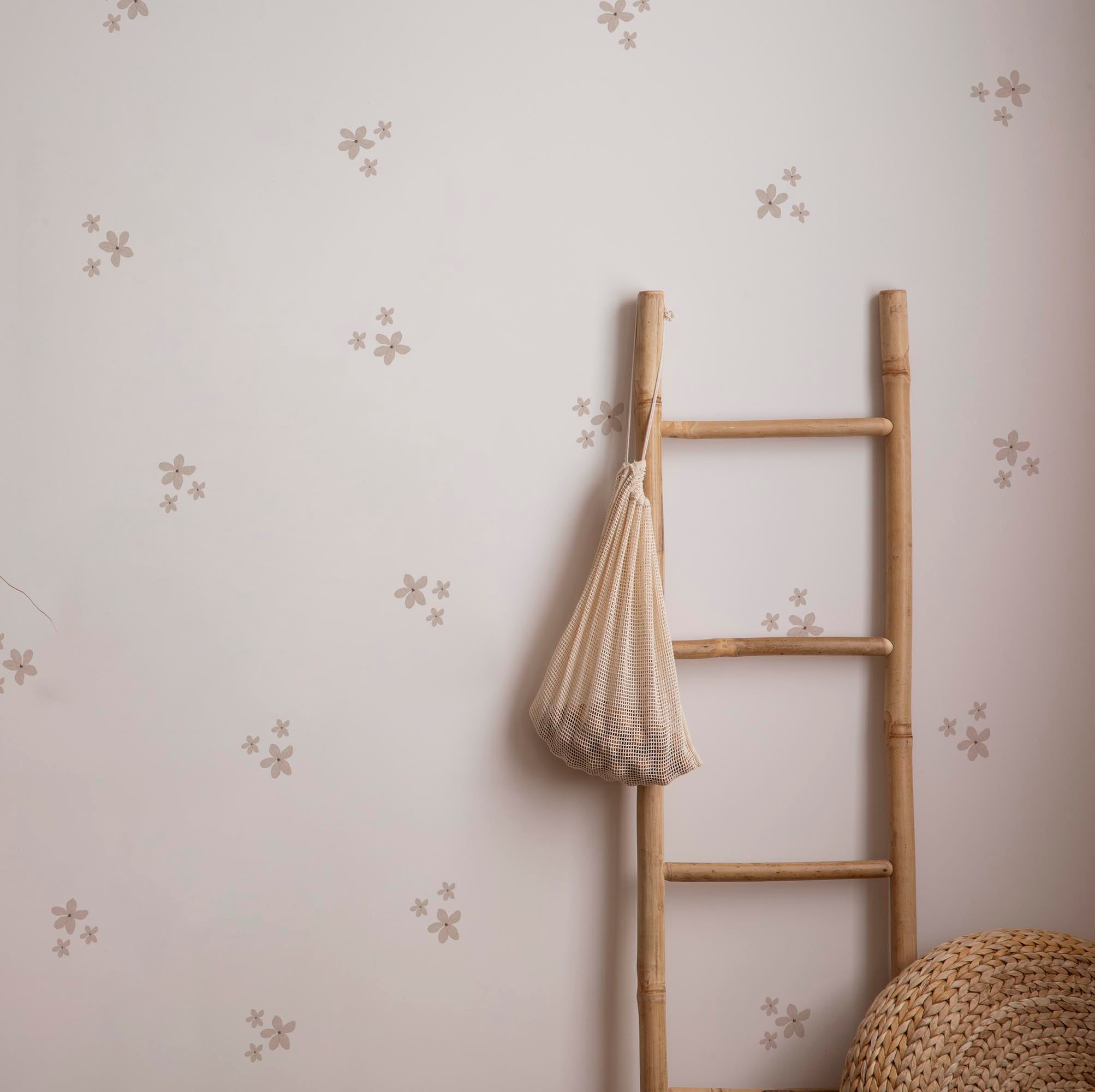 Imagen de recibidor con paredes blancas, decoradas con vinilo decorativo flores boho, adhesivo para pared estilo bohemio fácil de colocar creando un estilo natural - Nicolasito.es #color_flores-boho-rosa