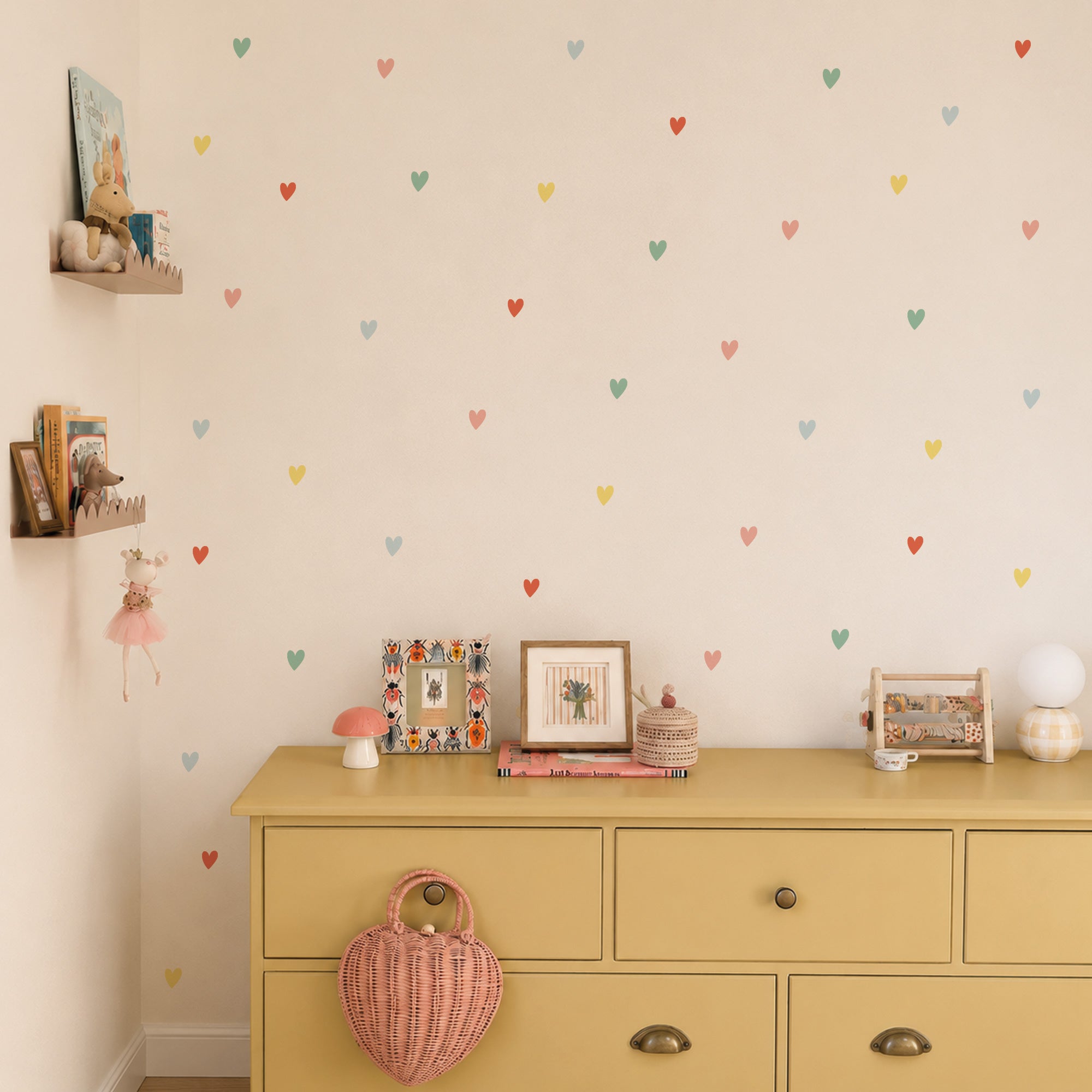 Vinilo decorativo de corazones multicolor pastel colocado en la pared de una habitación infantil - Nicolasito.es #color_Multicolor