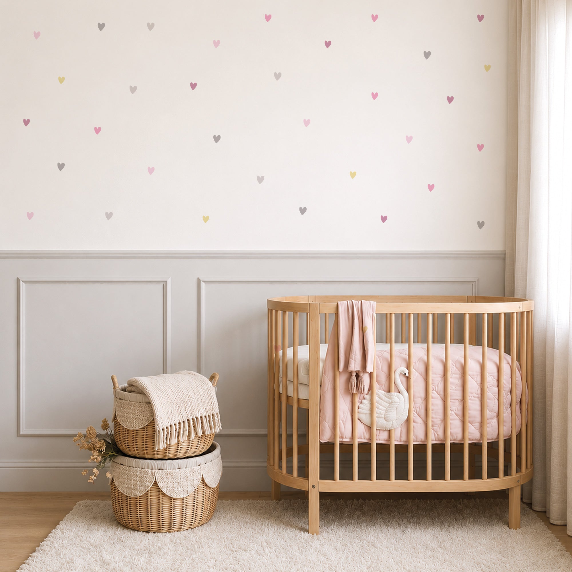 Vinilo decorativo de corazones rosa colocado sobre la pared de un dormitorio de bebe - Nicoasito.es #color_Pastel rosa