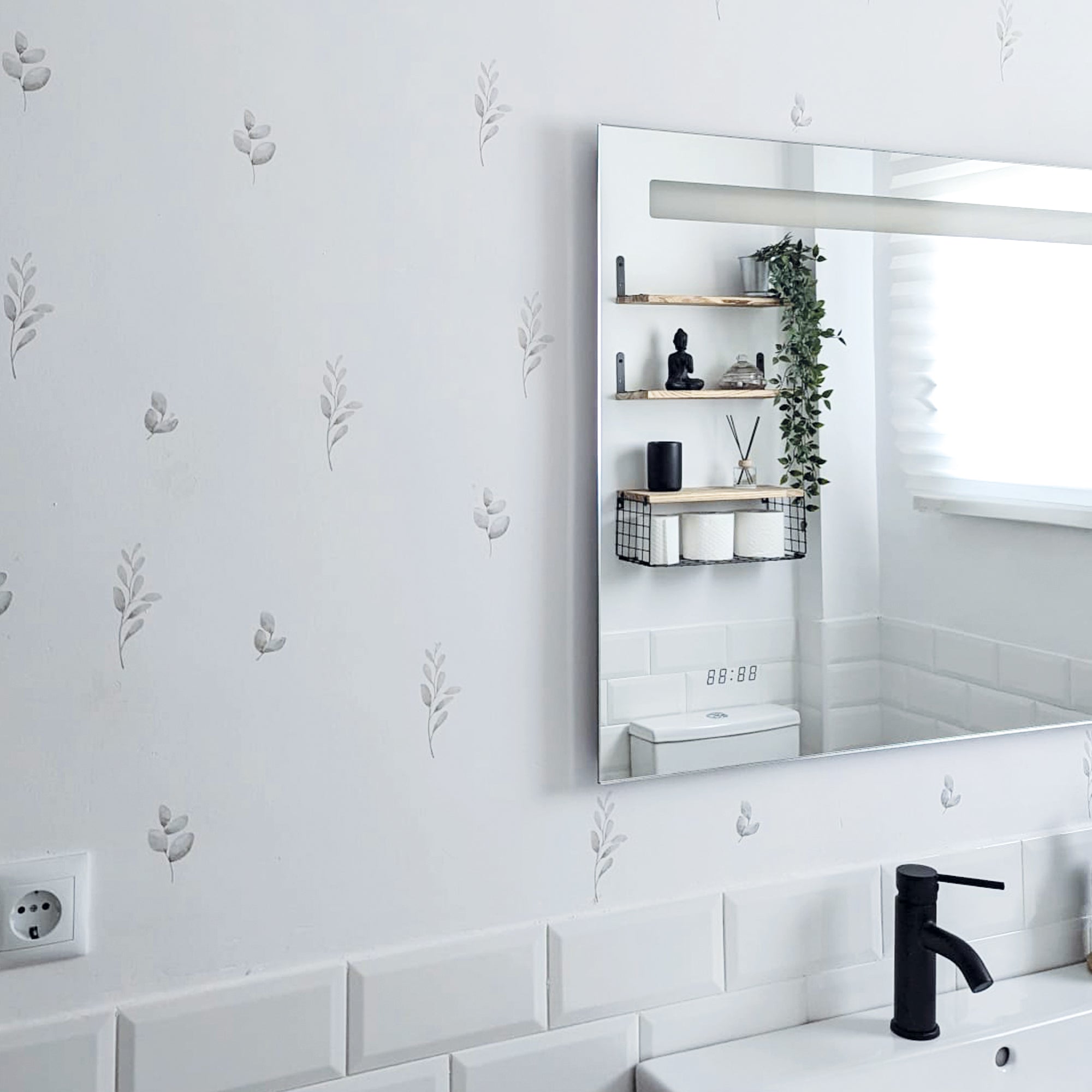 vinilo decorativo de plantas estilo bohemio en pared blanca de baño moderno creando un espacio elegante - Nicolasito.es #tamaño_Pequeño