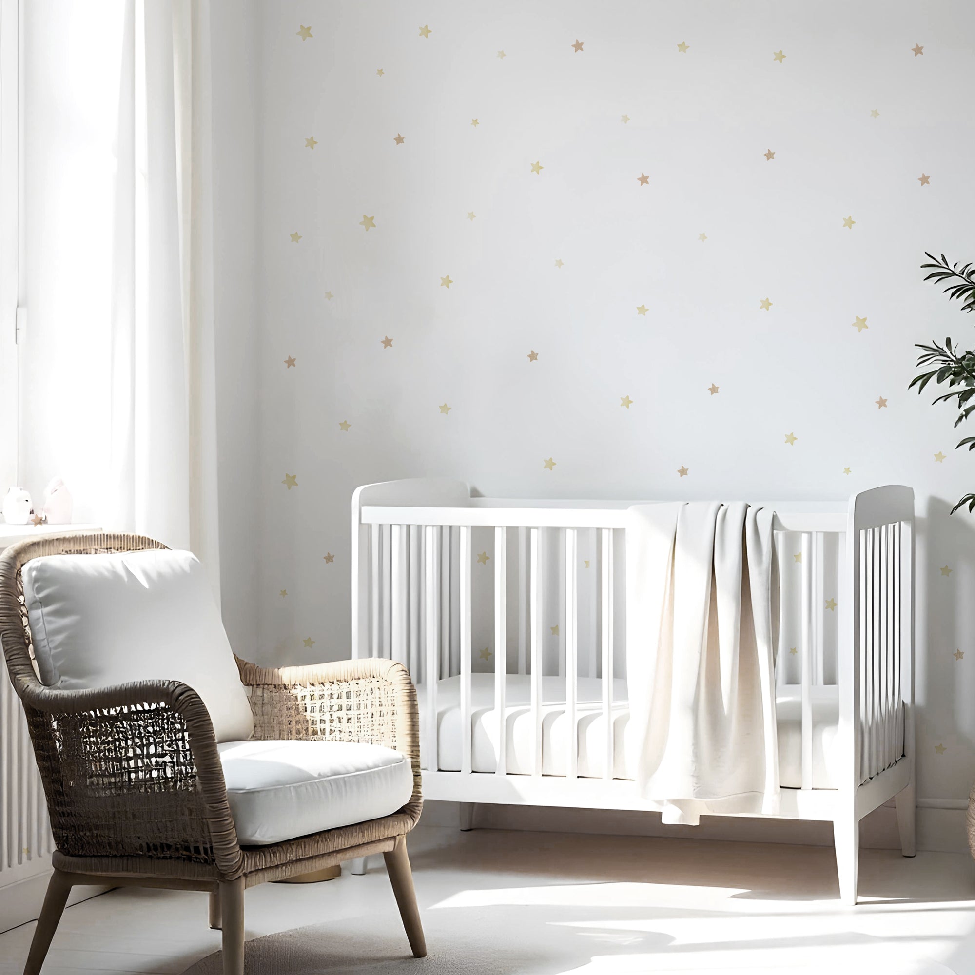 Pegatina de pared con diseño de estrellas acuarela en dormitorio de bebé minialista - Nicolasito.es #color_estrellas acuarela amarillo