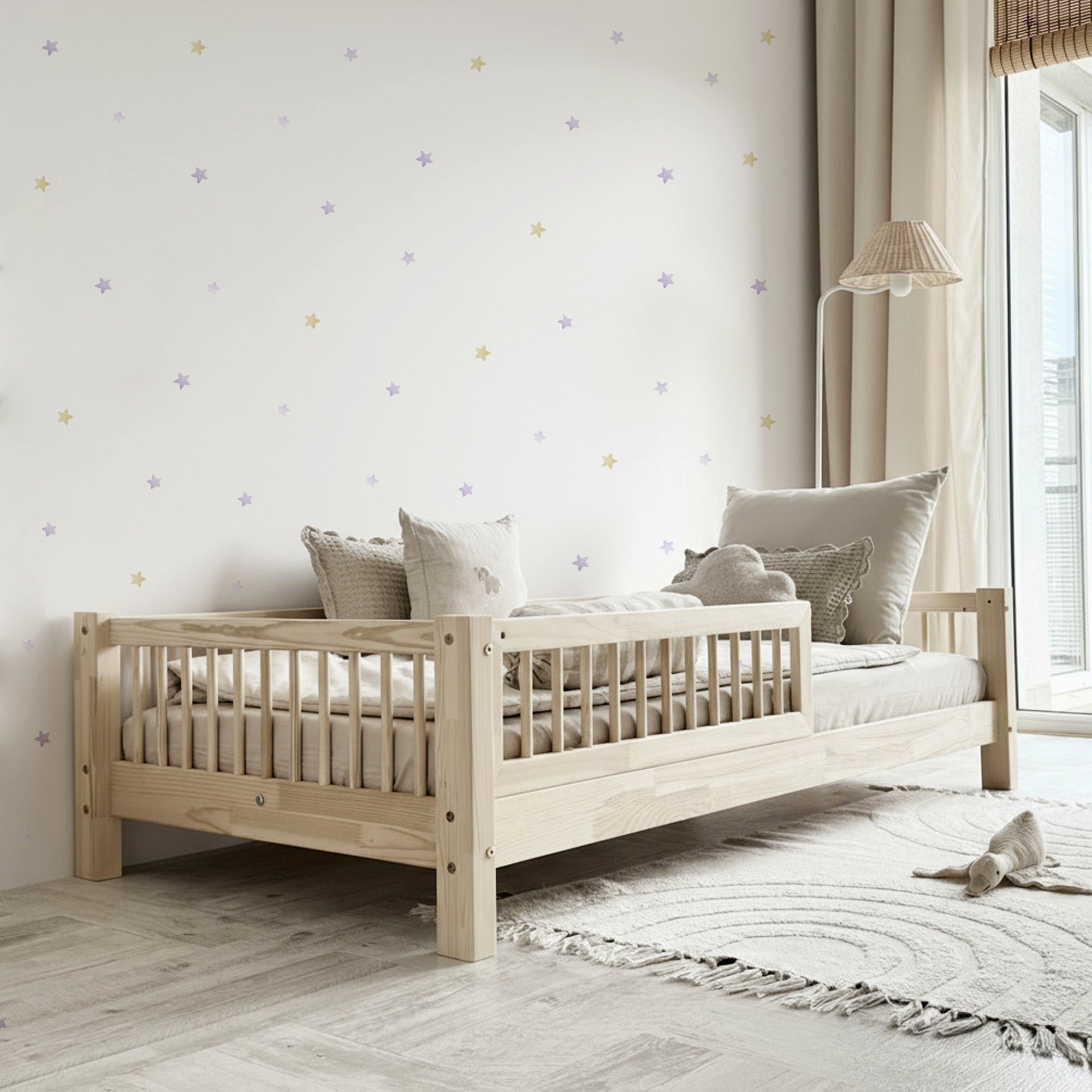 Dormitorio infantil con detalles en madera y pared blanca y lisa decorada con vinilo decorativo en forma de estrellas efecto acuarela en color lila - Nicolasito.es #color_estrellas acuarela lila