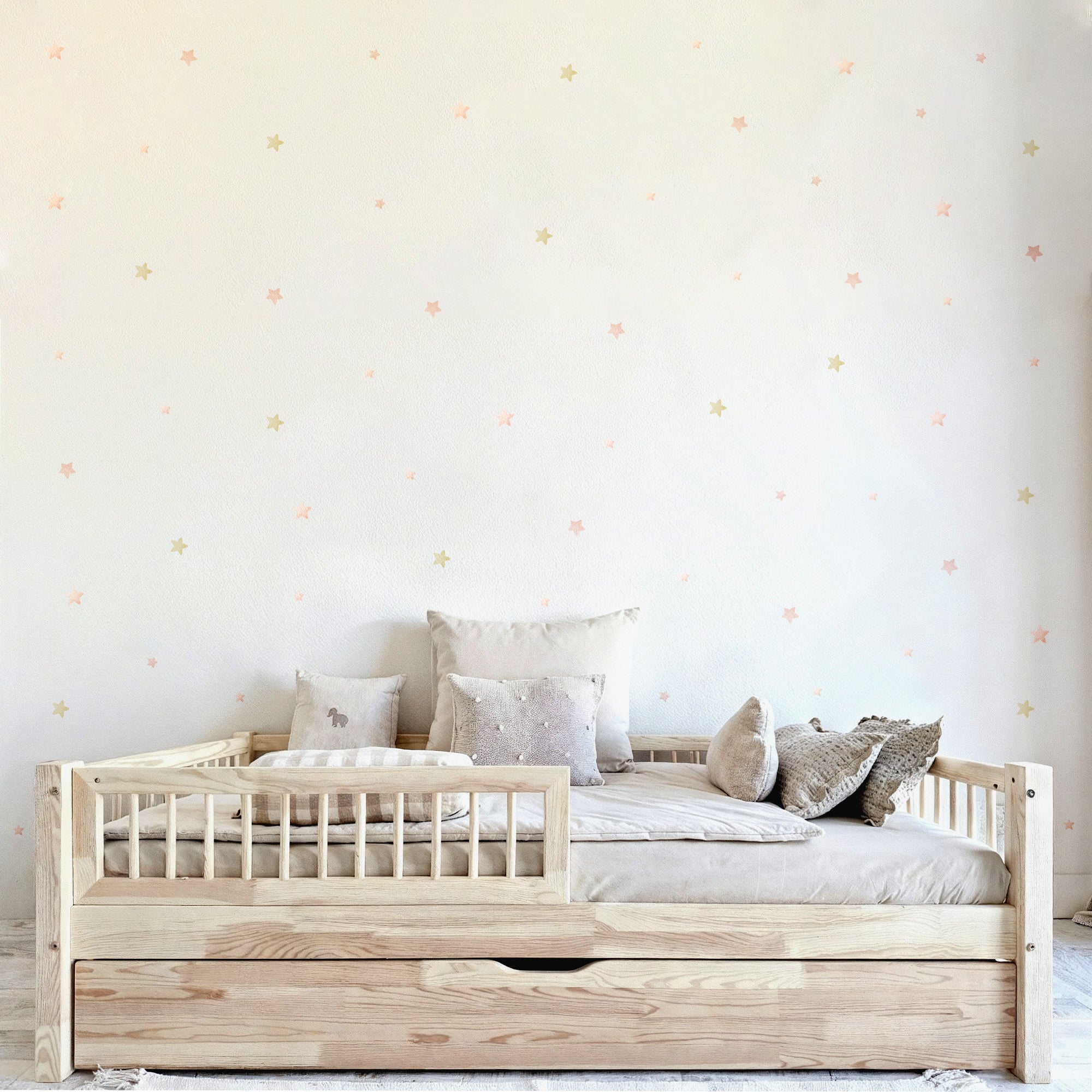 Decoración mural con vinilo de estrellas acuarela para dormitorio infantil en color rosa - Nicolasito.es #color_estrellas acuarela rosa