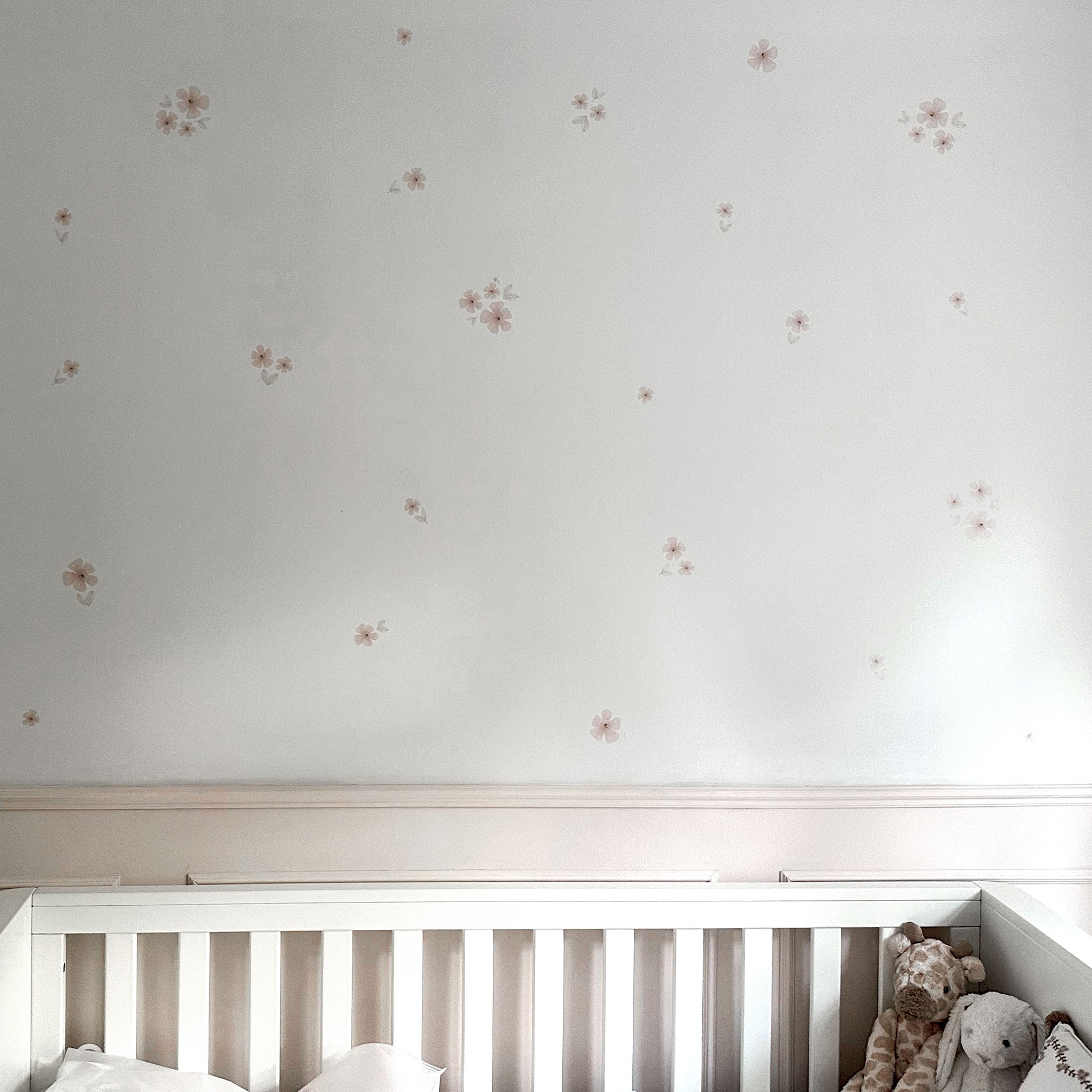 Vinilo decorativo flores silvestres rosa sobre pared blanca en dormitorio de bebé - Nicolasito.es #color_flores silvestres rosa