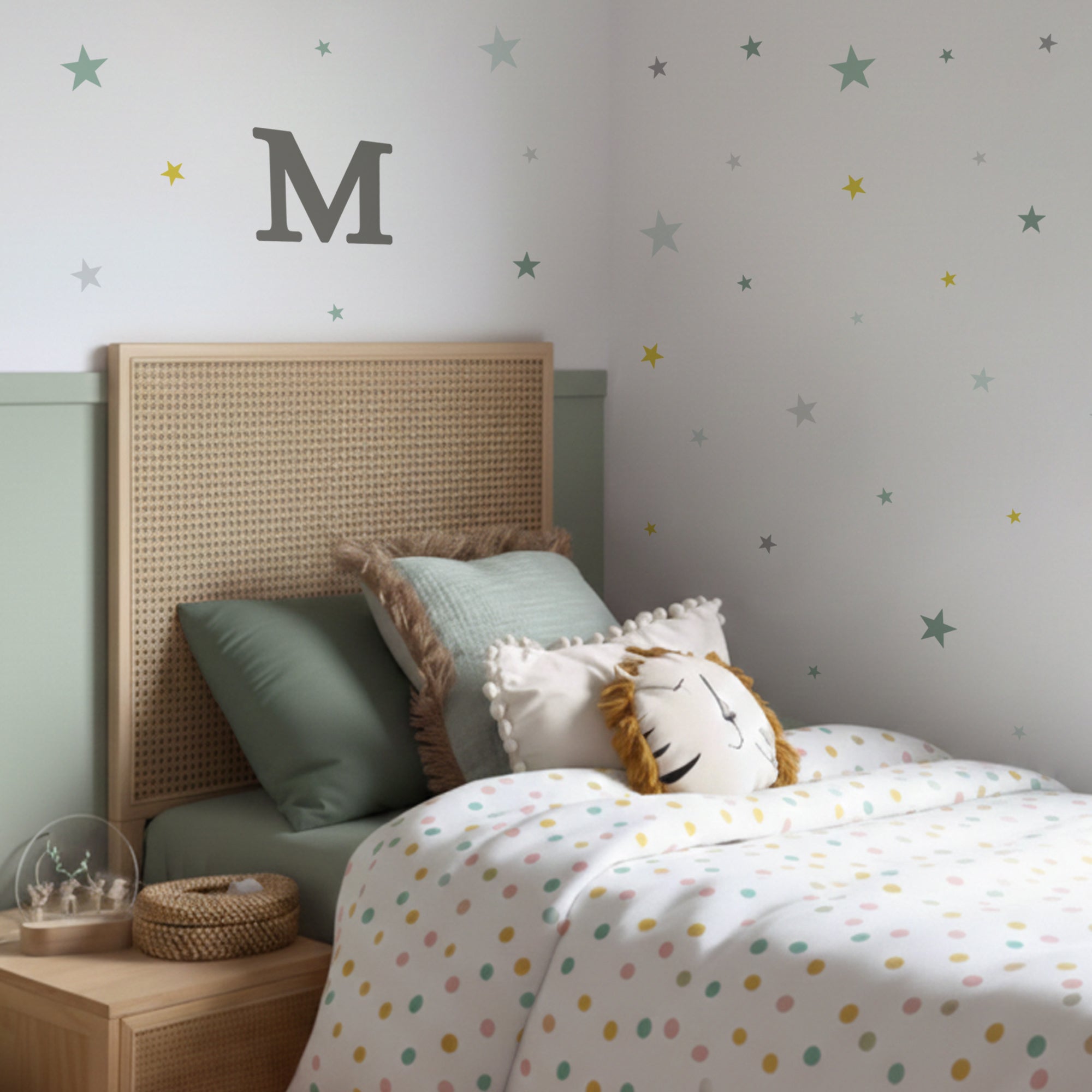 Dormitorio juvenil con tonos verdes decorado con vinilo decorativo estrellas pastel miny y vinilo personalizado inicial en color gris oscuro - Nicolasito.es #color_Gris oscuro
