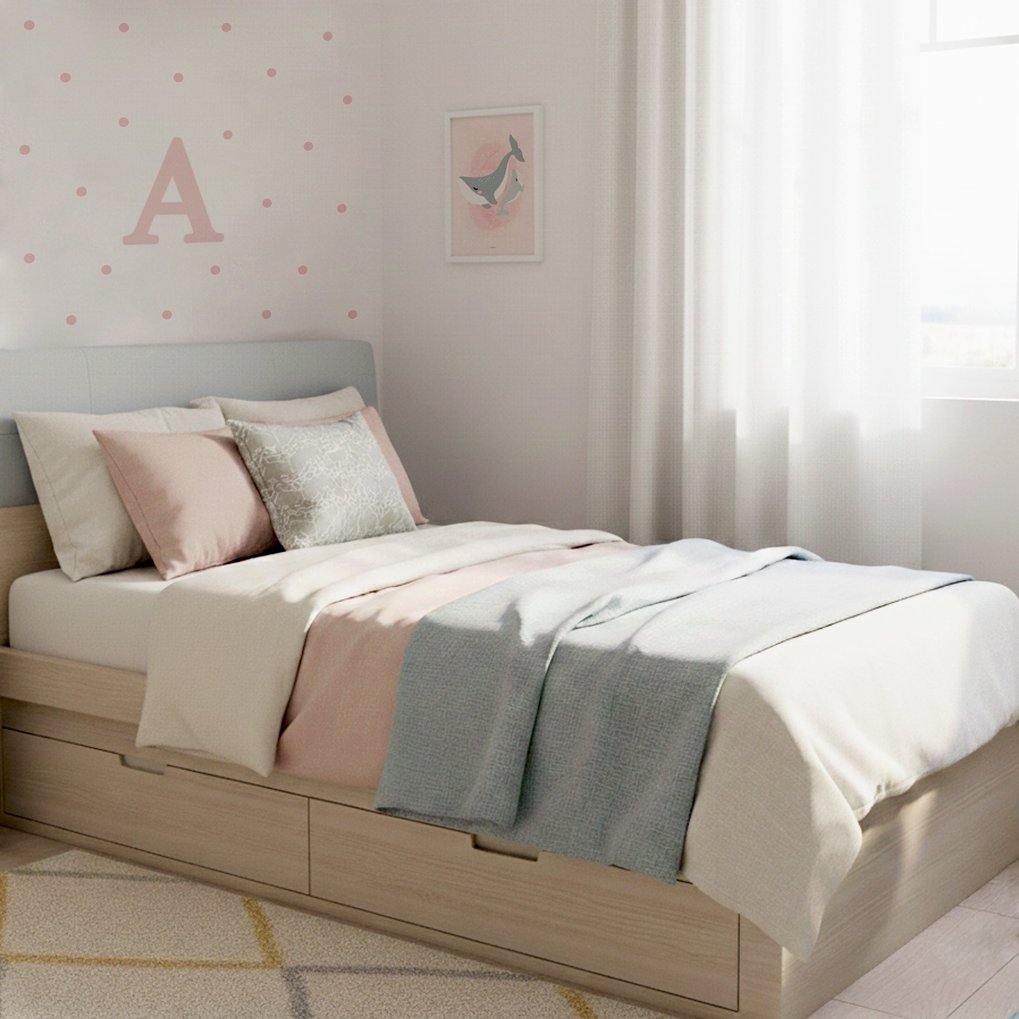 Habitación juvenil decorada con vinilo de inicial personalizada y vinilo decorativo en forma de topitos de color rosa - Nicolasito.es #color_Rosa