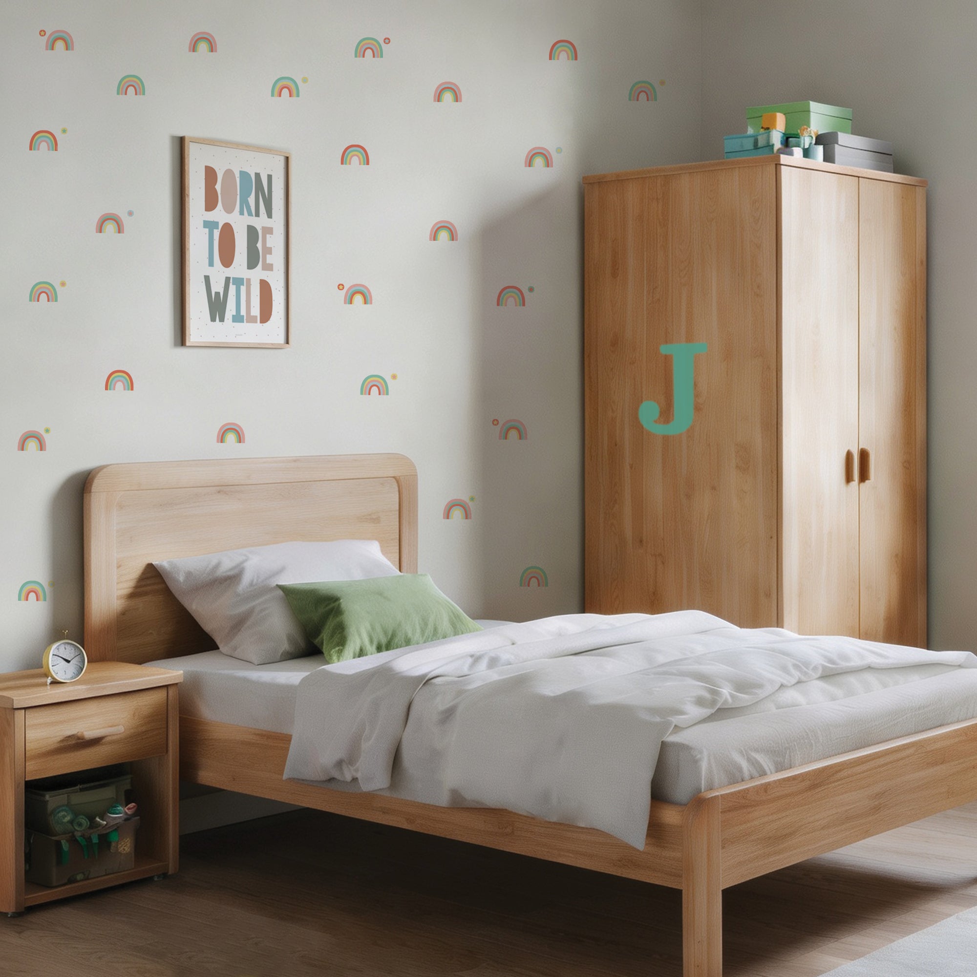 Vinilo decorativo de letra inicial personalizada en color verde sobre armario de madera en habitación infantil - Nicolasito.es #color_Mint
